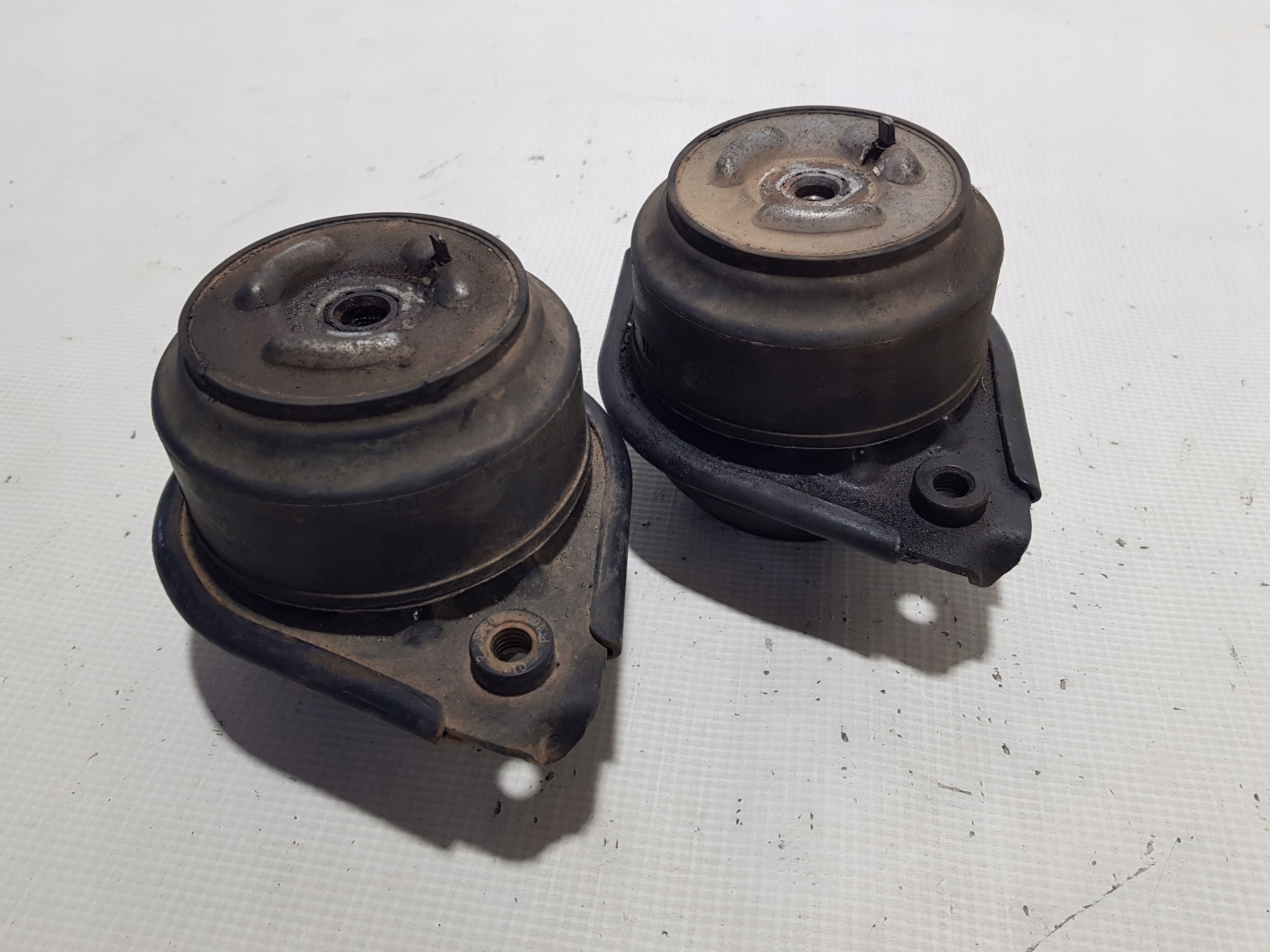 engine mount Mercedes W251 2512404417