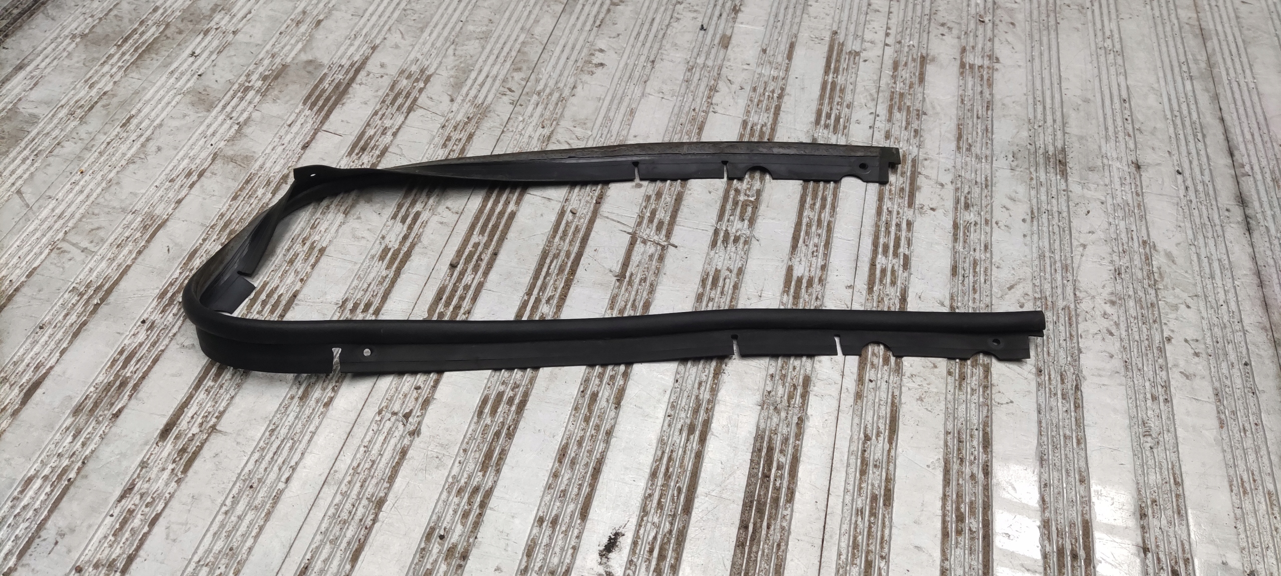 TOYOTA VERSO - uszczelka zderzaka przedniego górna