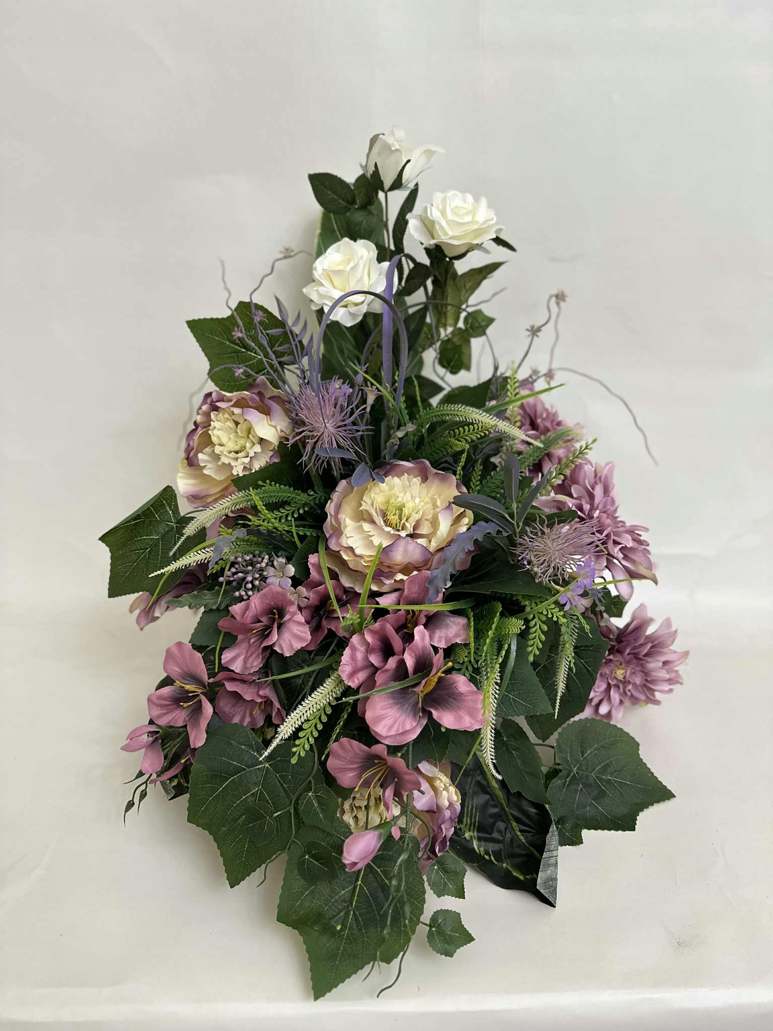 Kompozícia Kvety na hrob cintorín kytica kvetináč umelé kvety