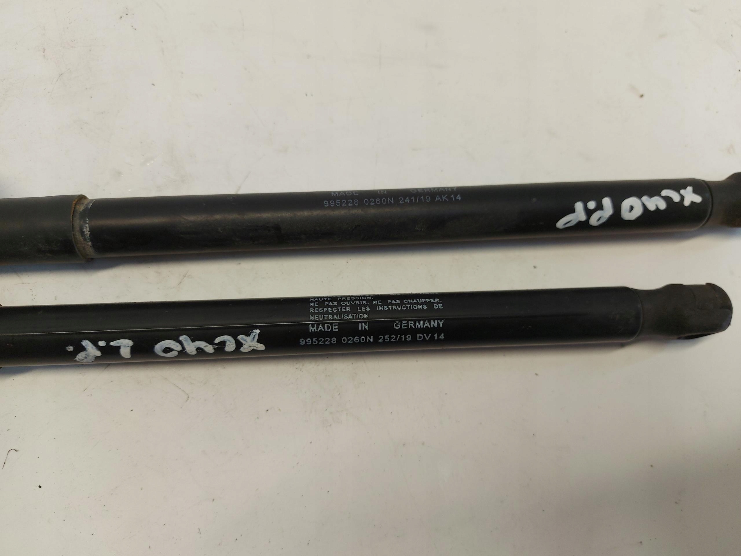 VOLVO XC40 D3 damper bonnets left right komplet 32206883