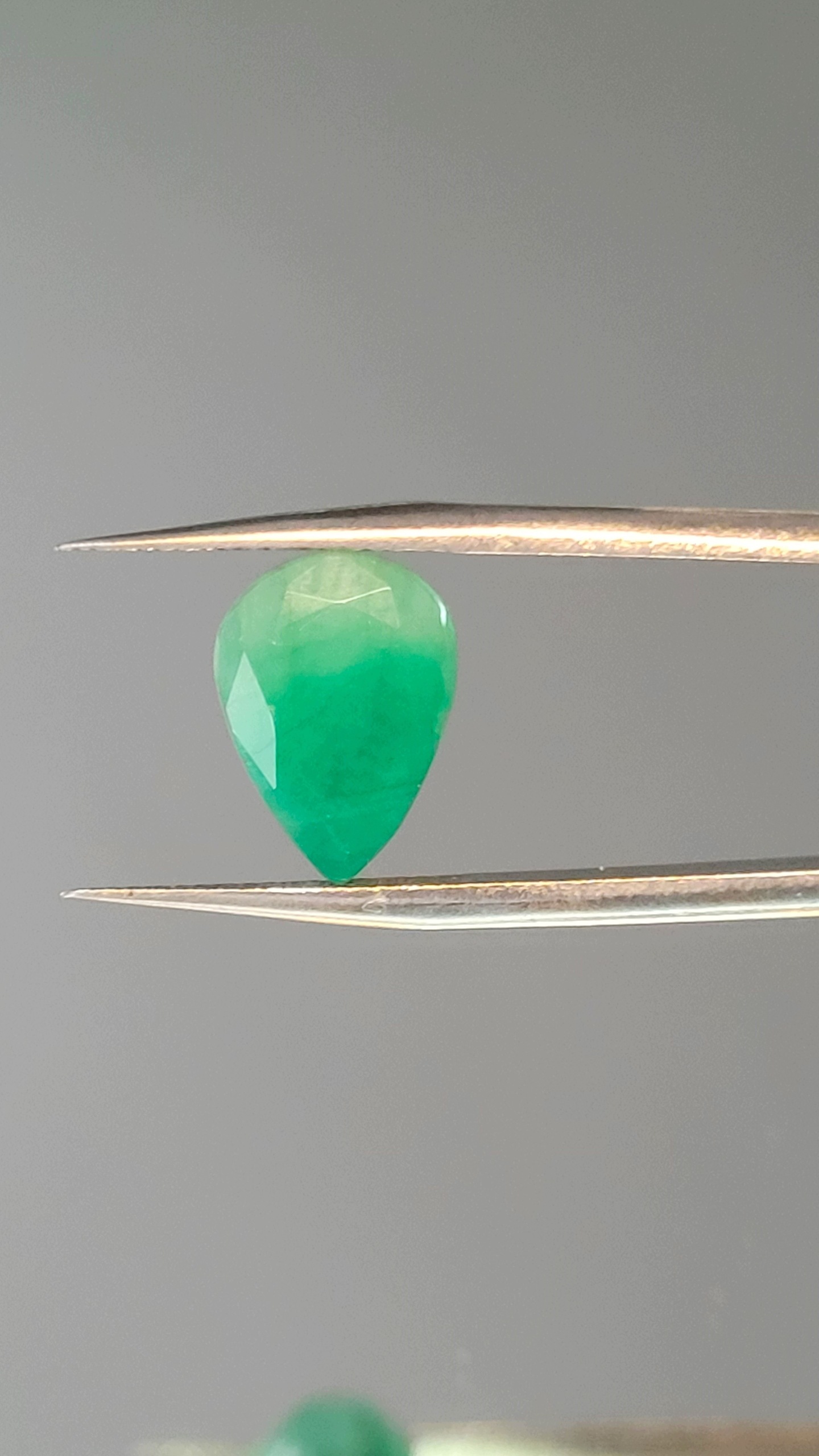 Přírodní smaragd s výbrusem hruška 4,44 ct, s certifikátem Igi