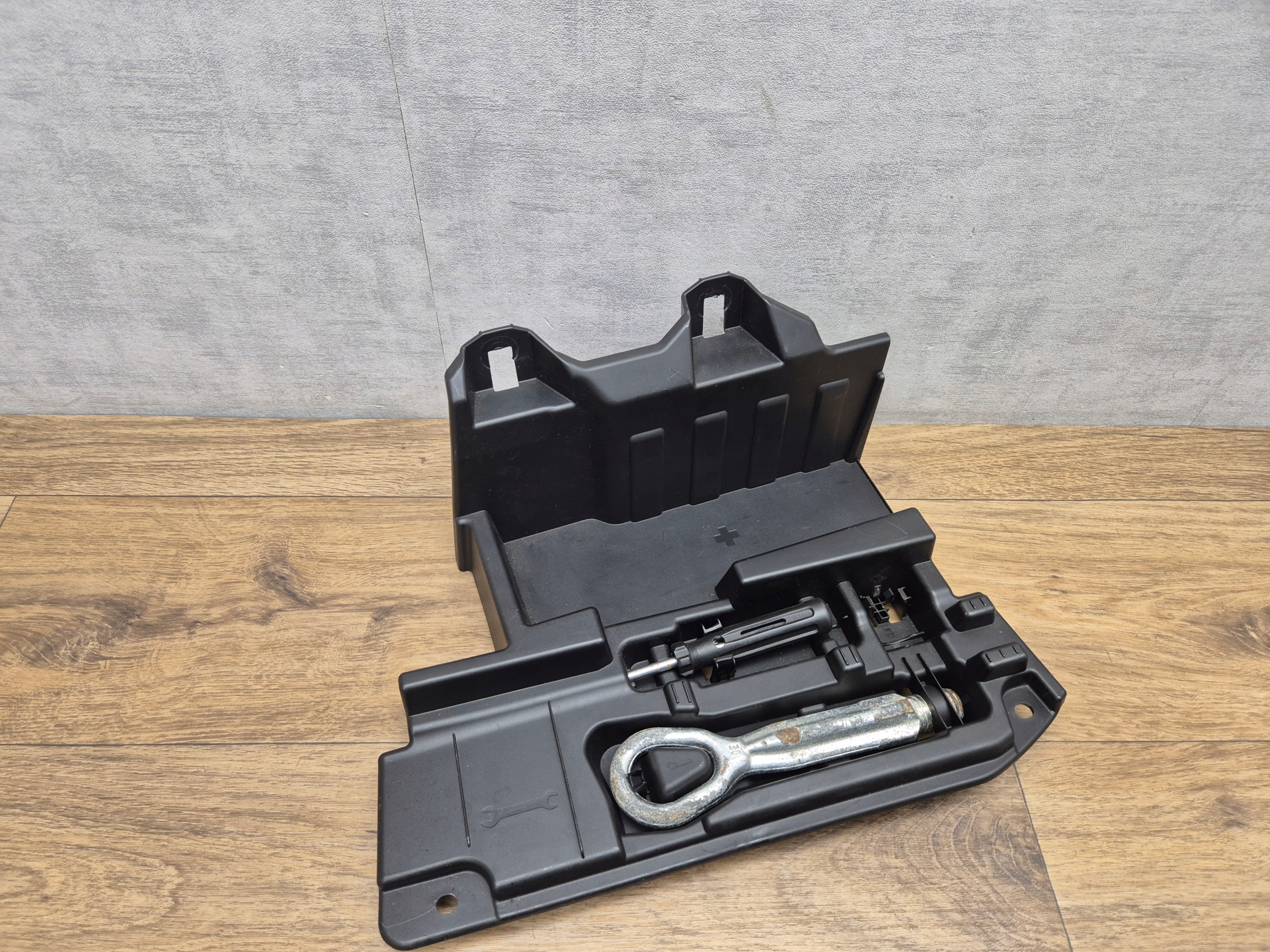 BMW 4 F36 passenger compartment boot console WKLAD for NARZEDZIA complete 7309514
