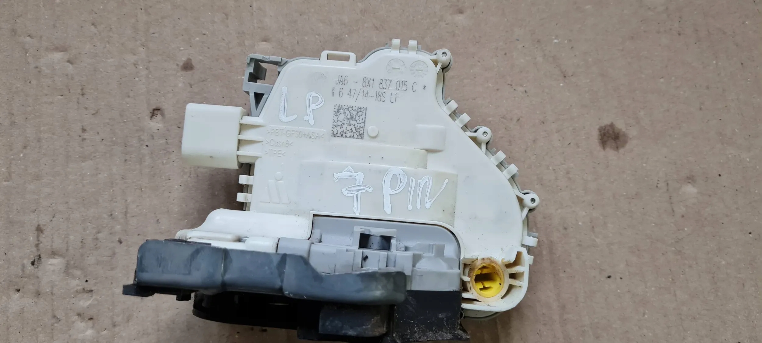 S3 8V sedan A3 lock door left front front 8X1837015C 7PIN VW AUDI