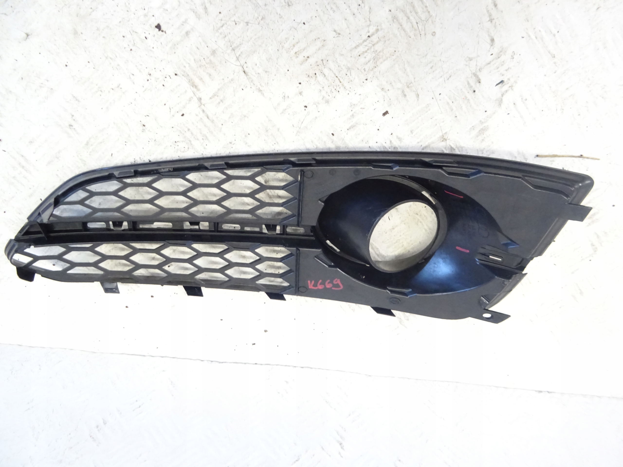 grid of a bumper front front right AUDI A8 S8 D4 4H0807680