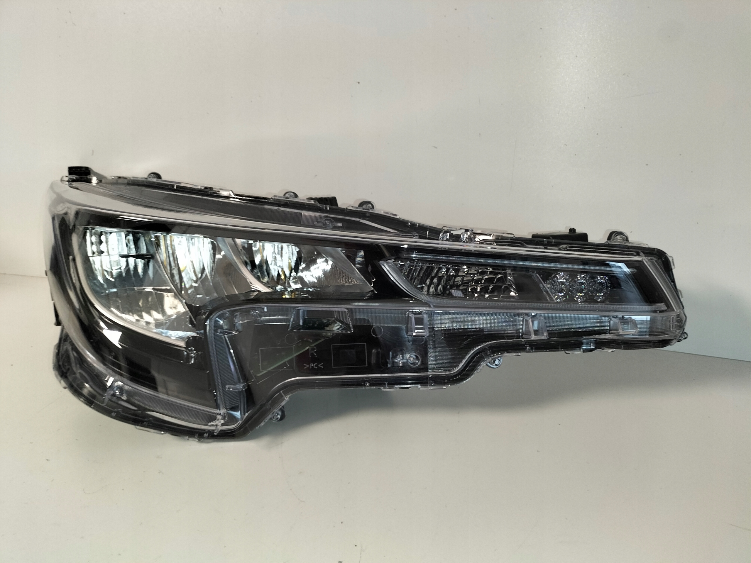 light front reflektor right TOYOTA COROLLA E21 18-22 HB/KOMBI