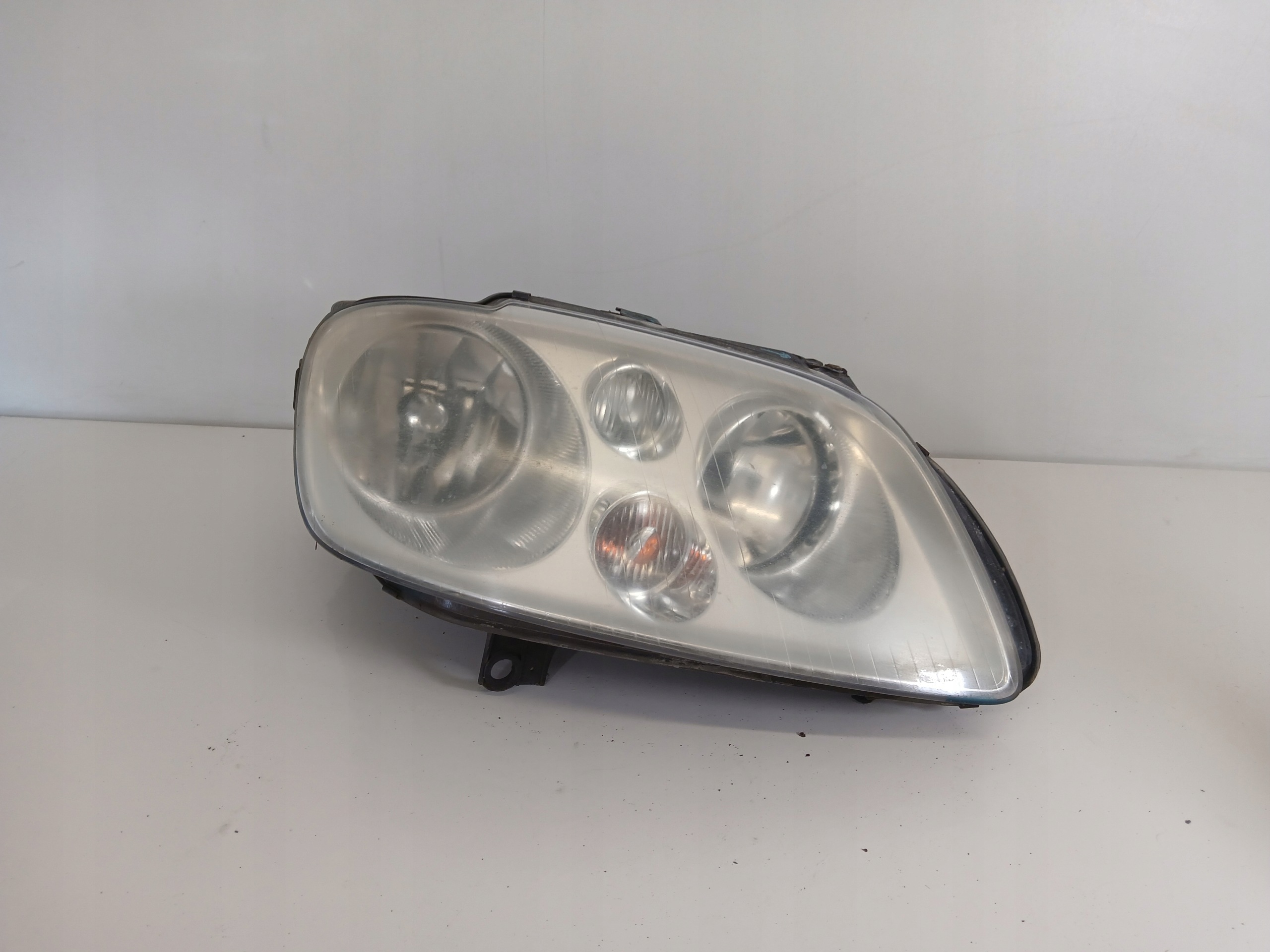 VW TOURAN and light right front 1T0941006F
