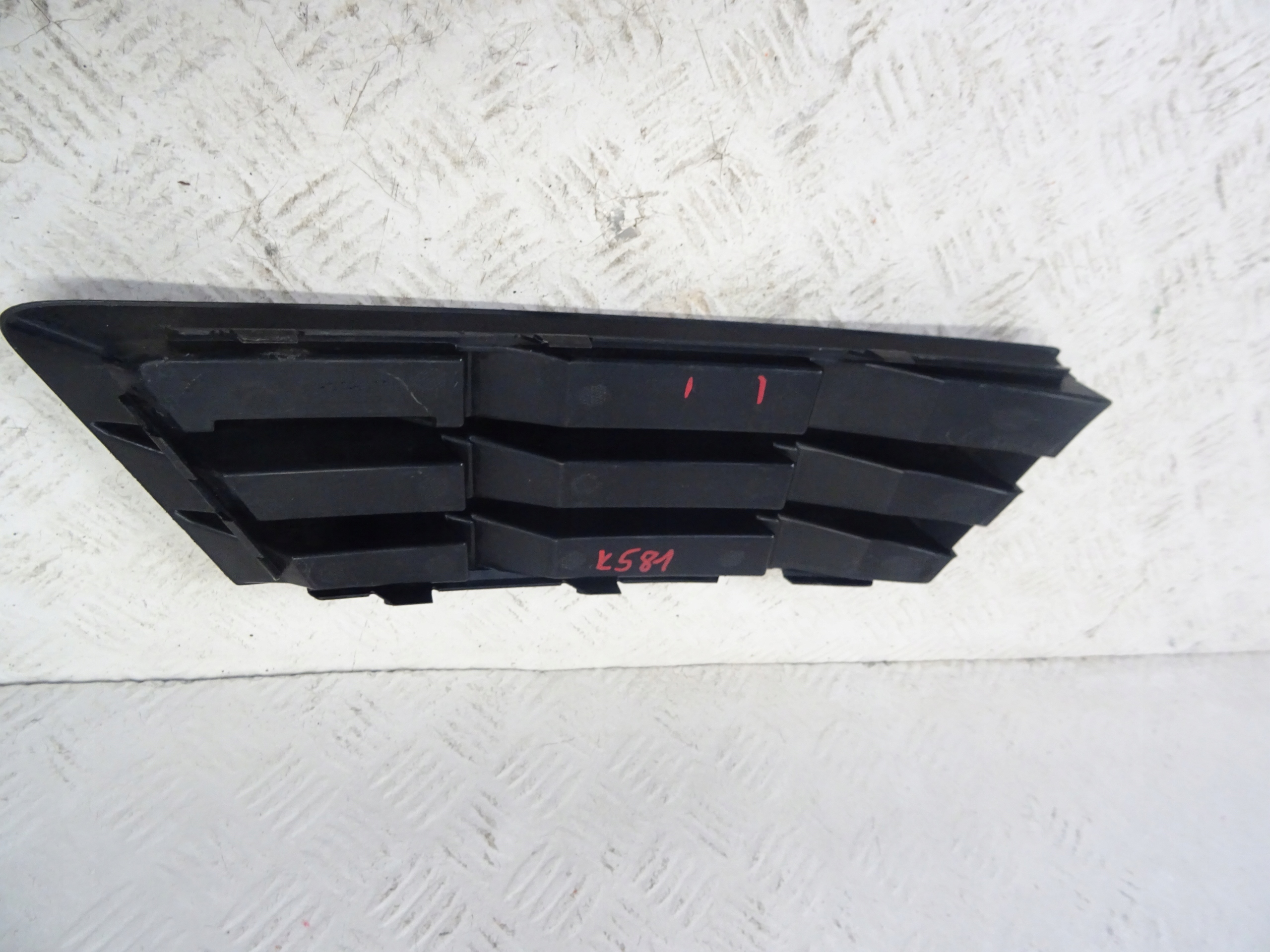 grid of a bumper front front left AUDI A4 B9 8W0807681B