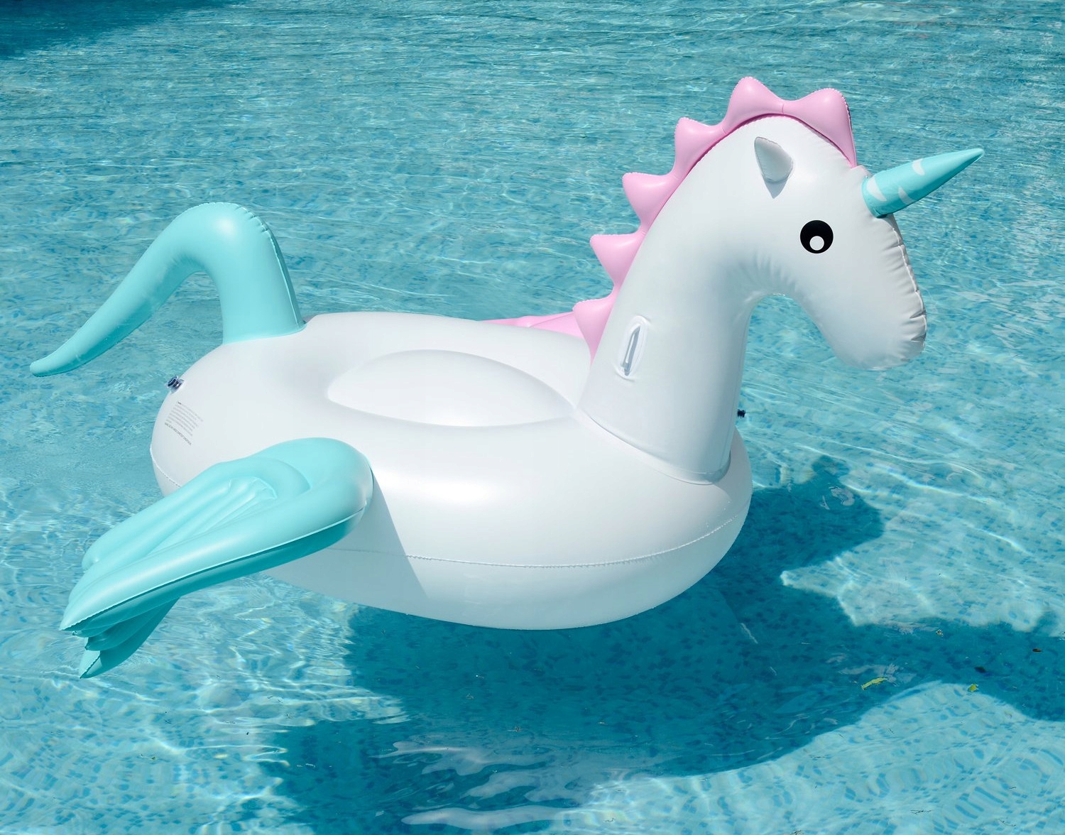 DMUCHANY JEDNOROŻEC MATERAC PEGAZ GIGANT XXL Cechy dodatkowe uchwyty do trzymania