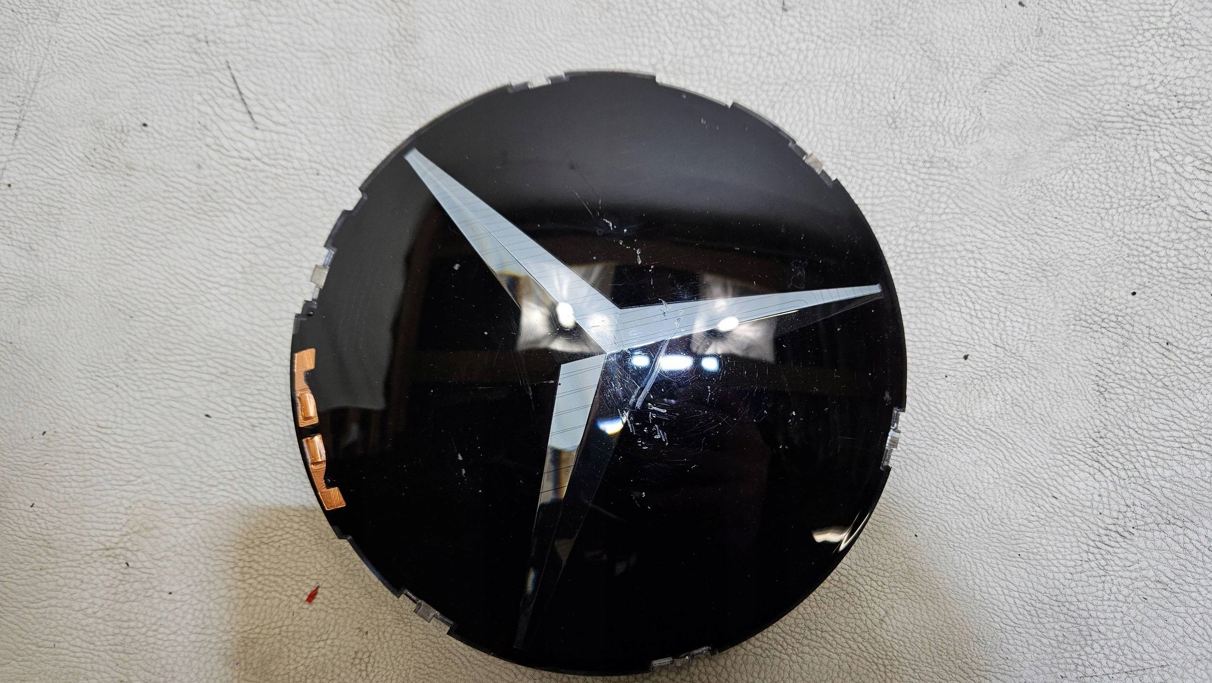 ZNACZEK LOGO EMBLEMAT POD RADAR CZARNY MERCEDES W206 C-KLASA A0008881800