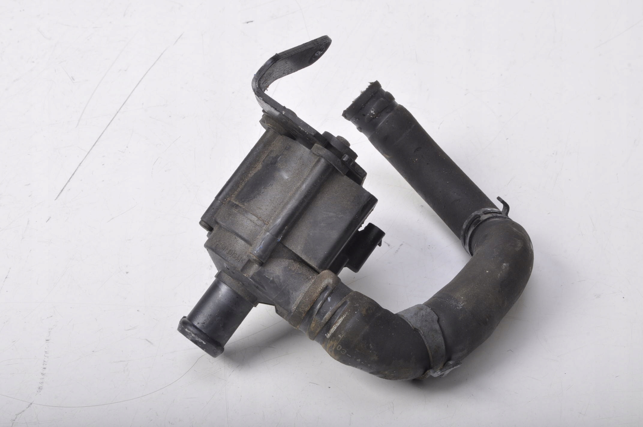 AUDI A4 b9 2.0 TDI водяний насос 04L965559A