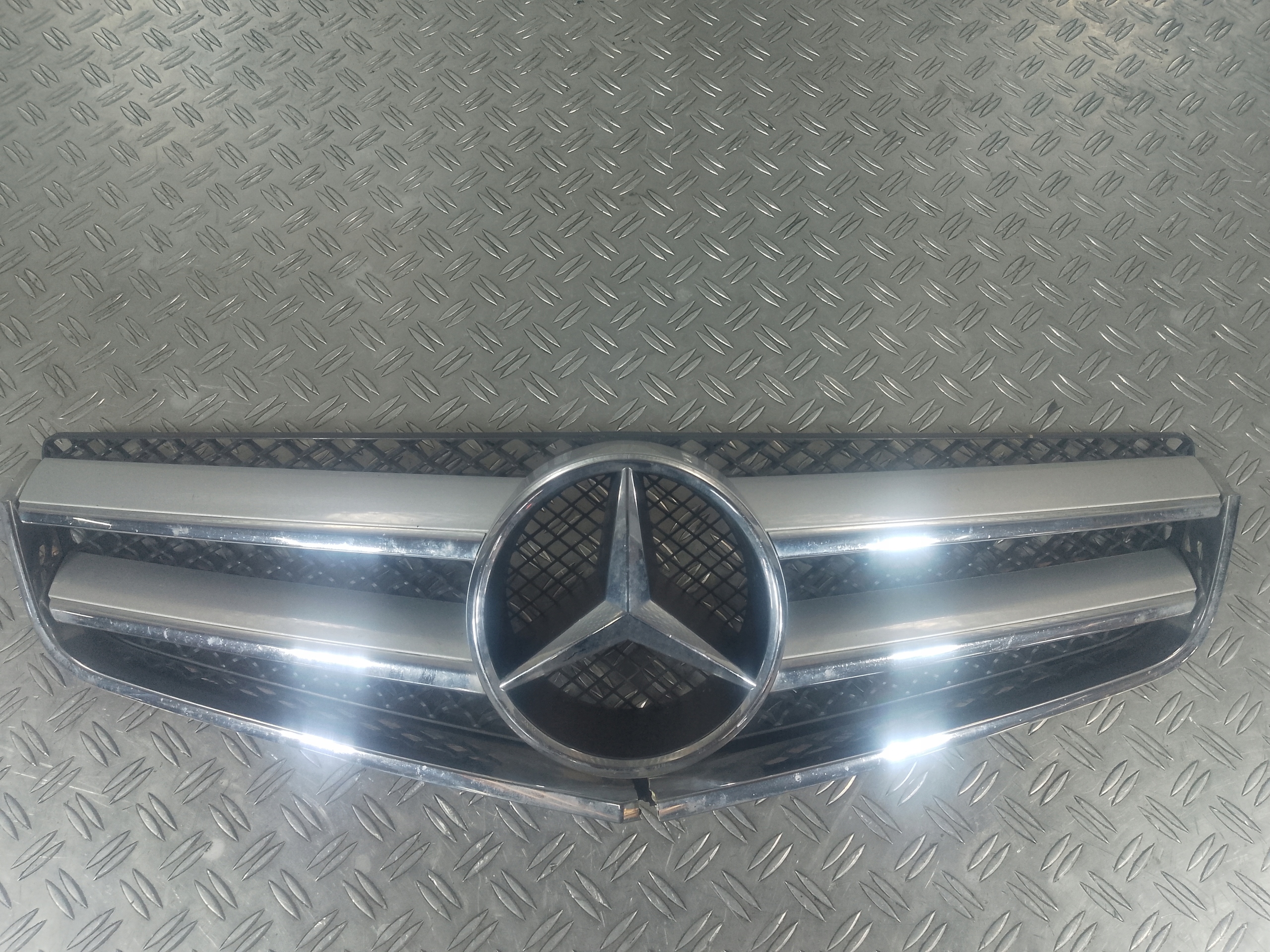 Mercedes-Benz E-Klasse W207 Kühlergrill FRONTGRILL Kühlergitter A2078880283 - Thumbnail 1