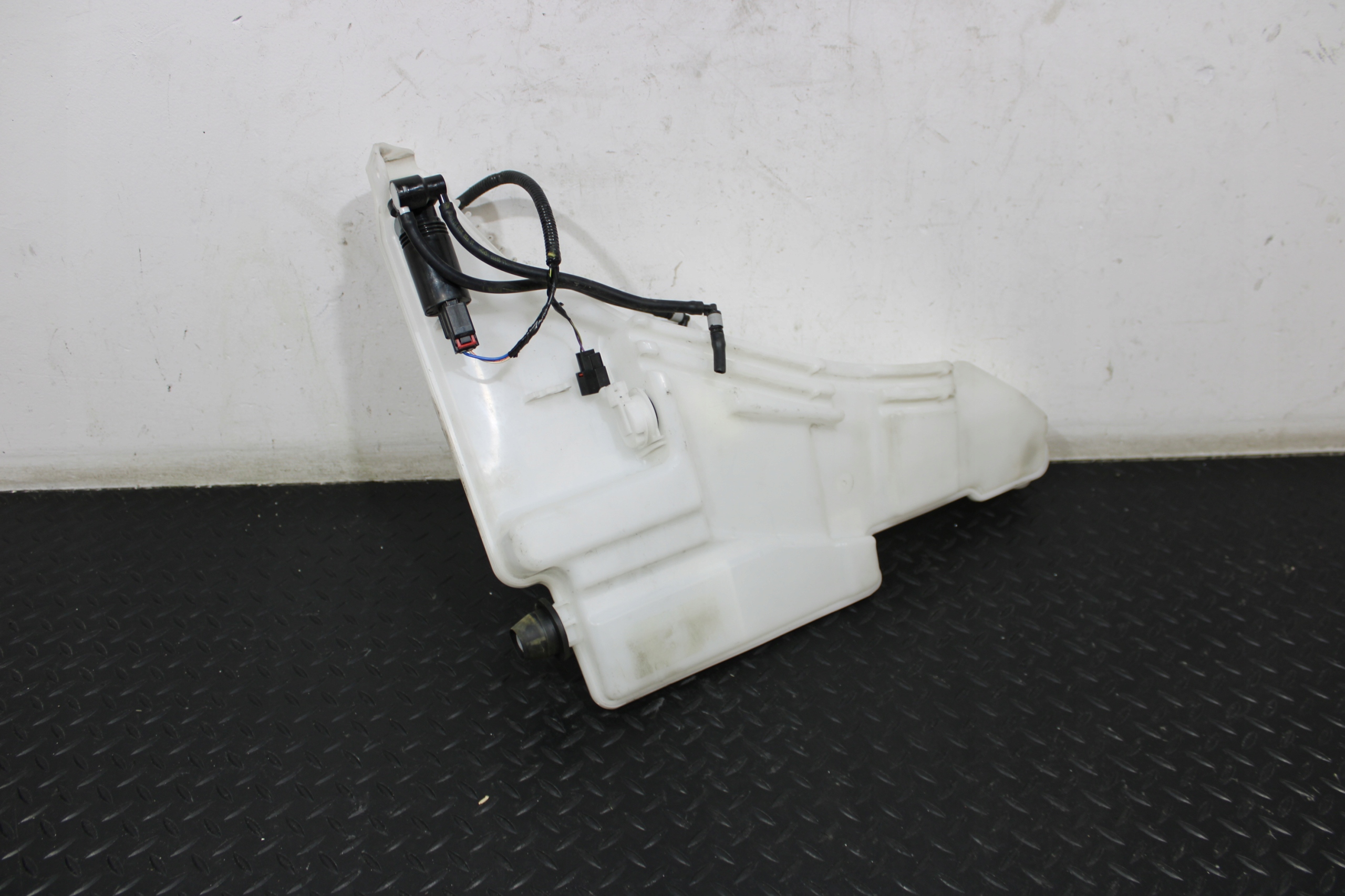 washer fluid tank JAGUAR E-PACE X540 LIFT L9C3-178613-AC