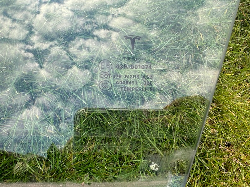 TESLA MODEL S MS SZYBA W DRZWI PRZEDNIE LEWE PRZÓD ORYGINAŁ Strona zabudowy przód - lewa