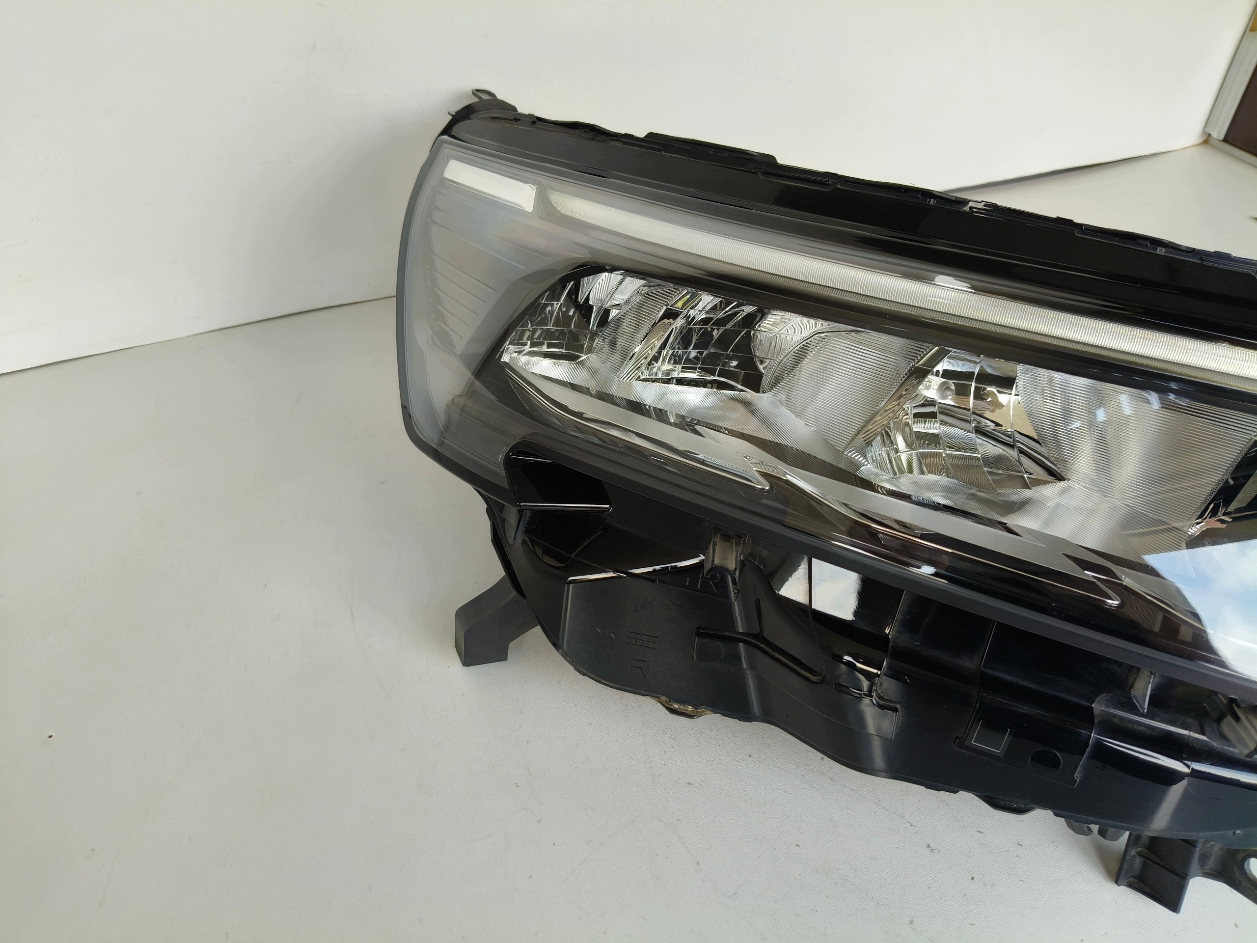 light right REFLEKTOR NISSAN TOWNSTAR 22- LED