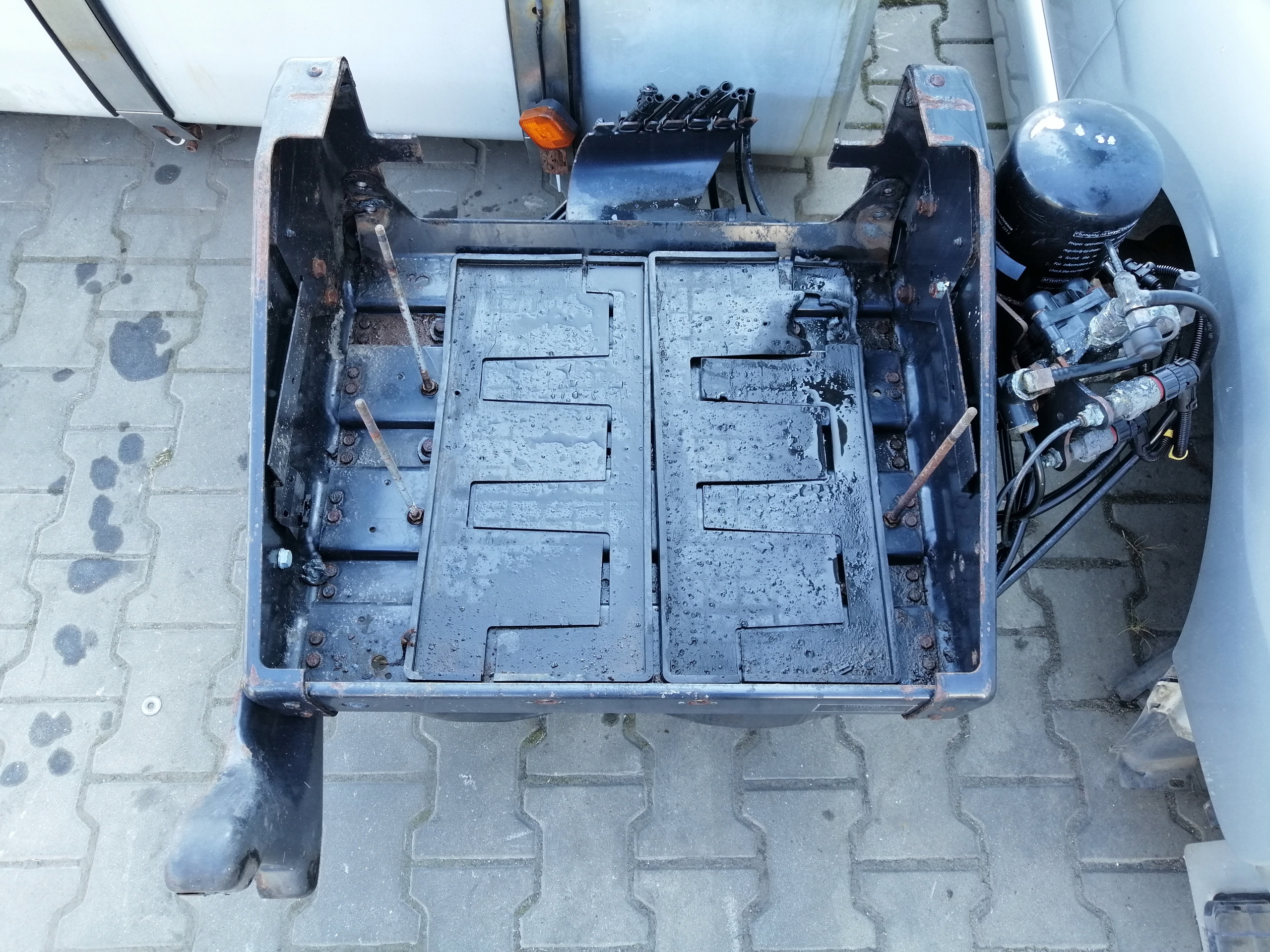 БАКИ ПІДСТАВА БАТАРЕЇ MAN TGS 40L 12,5 BAR