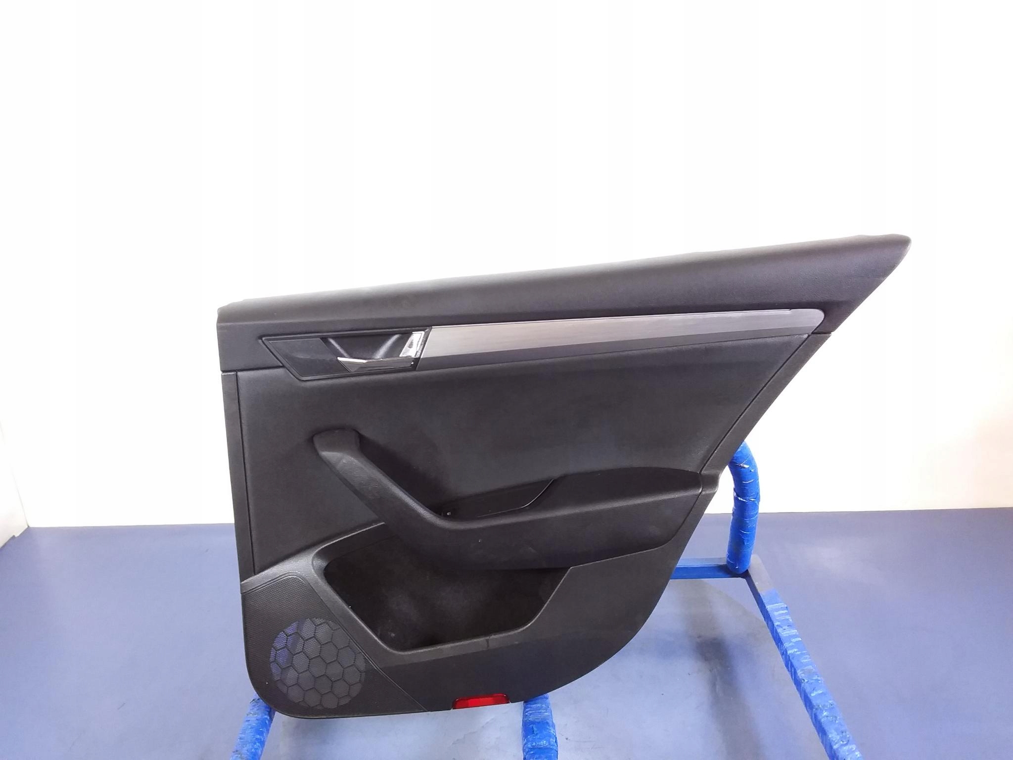 SUPERB III ОБИВКА ЗАДНЕЙ ПРАВОЙ ДВЕРИ 3V9867024