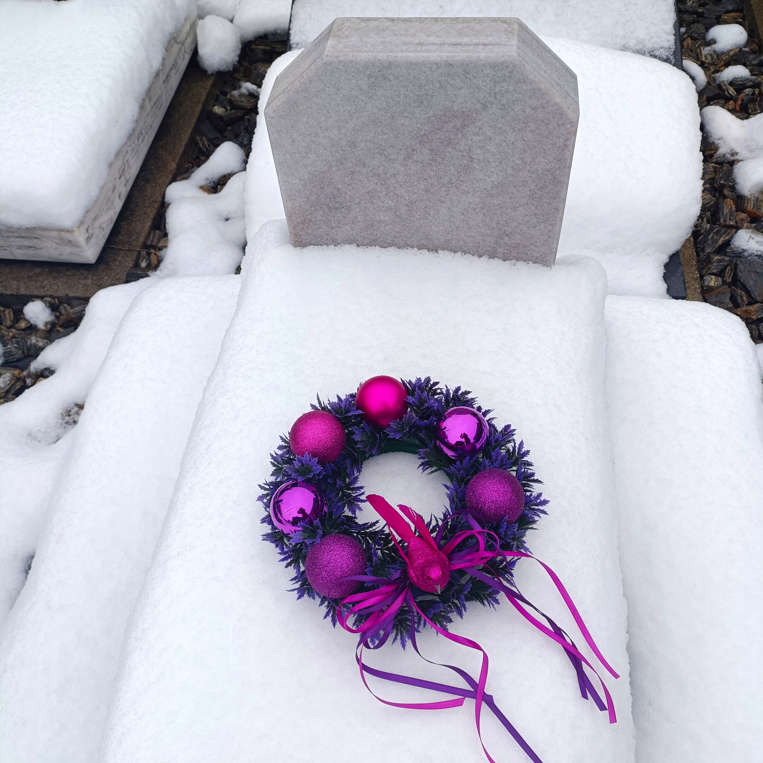 ŚWIĄTECZNY STROIK NA GRÓB WIĄZANKA CMENTARZ WIANEK FIOLET NA WAZON / ZNICZ