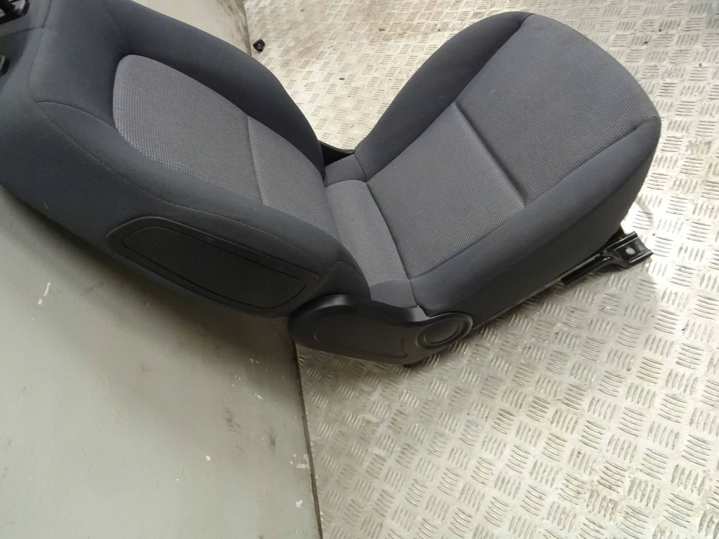 кресло пассажира правый передний mitsubishi Colt 6 5D HB NR194