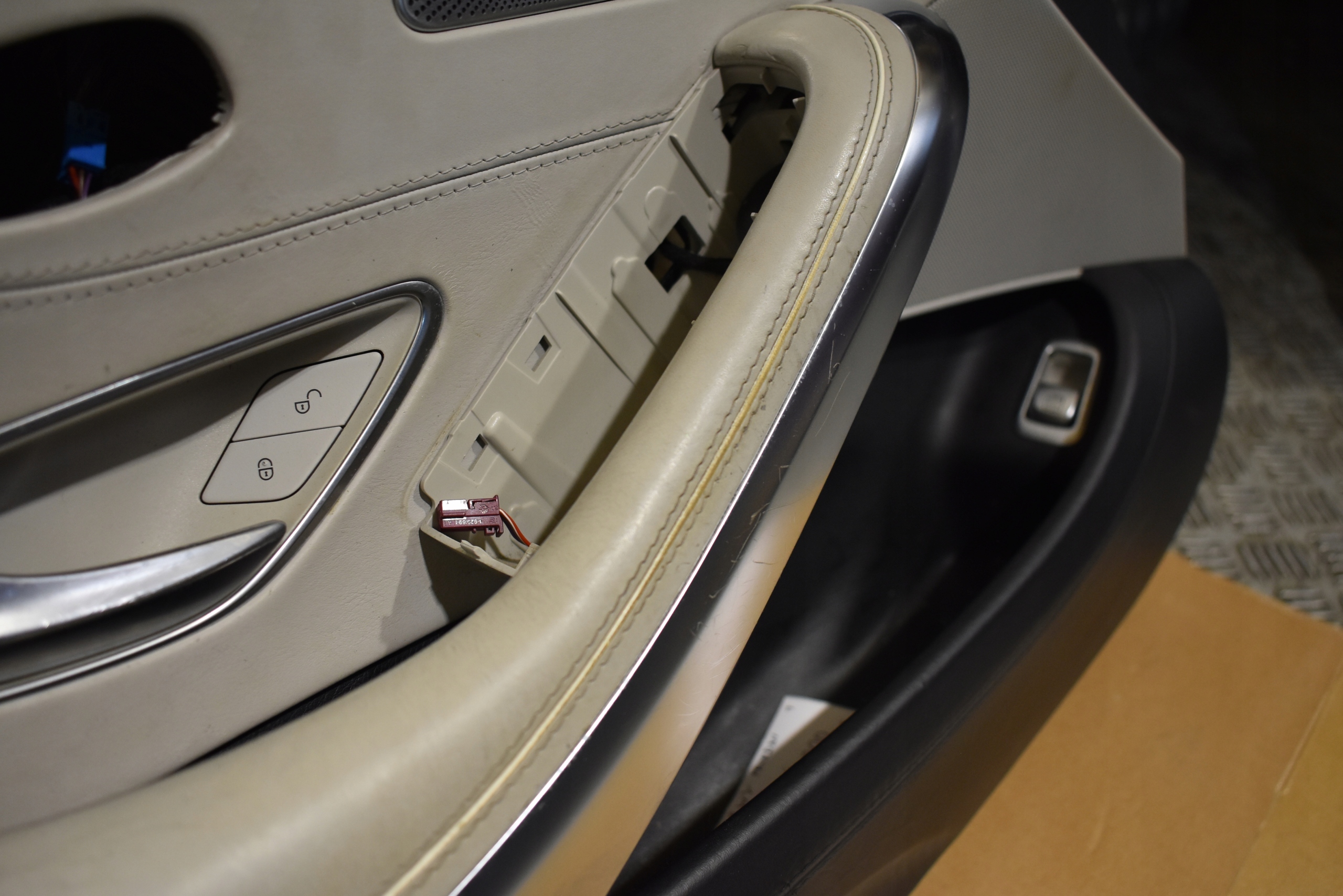 side upholstery door PRZEDNICH left MERCEDES W217 1