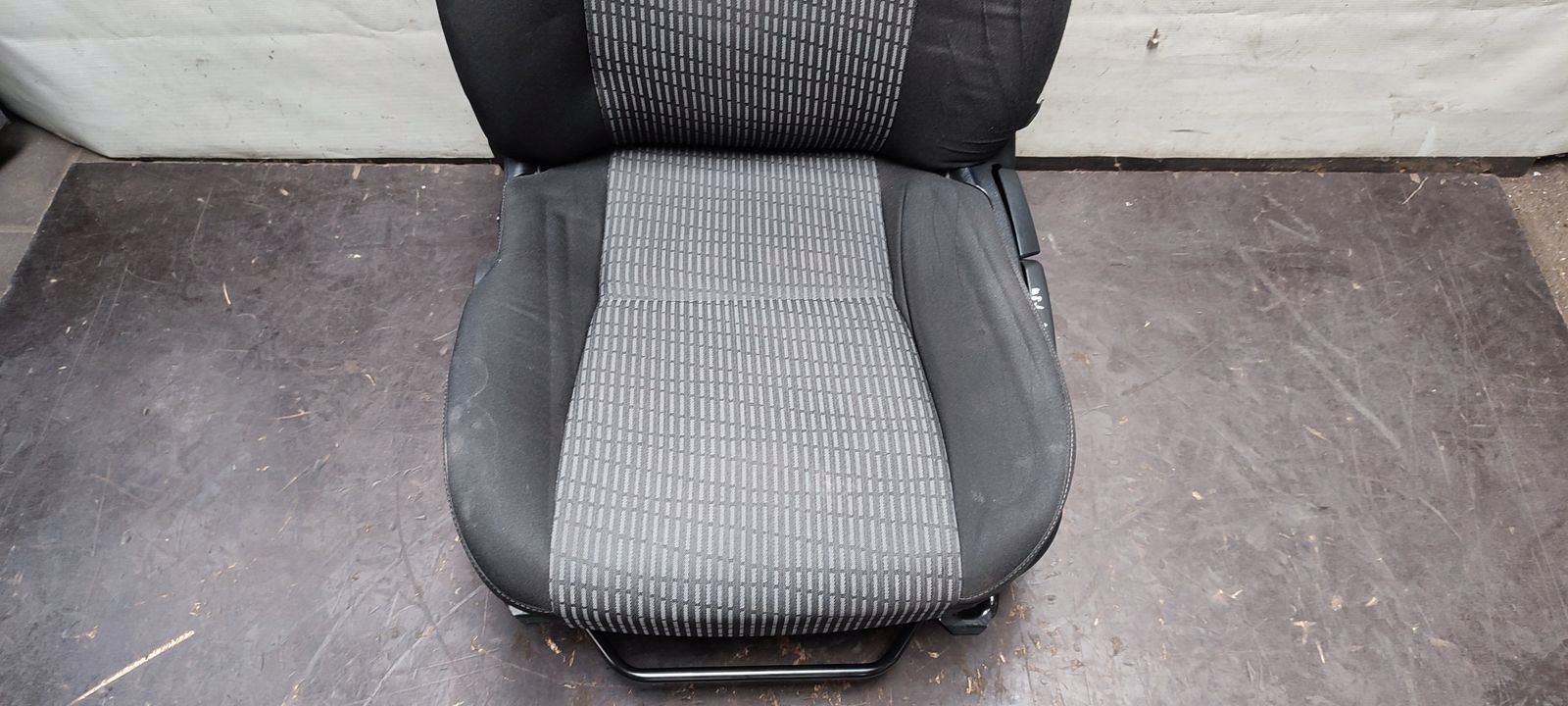 seat front front left driver´s Toyota Avensis T27