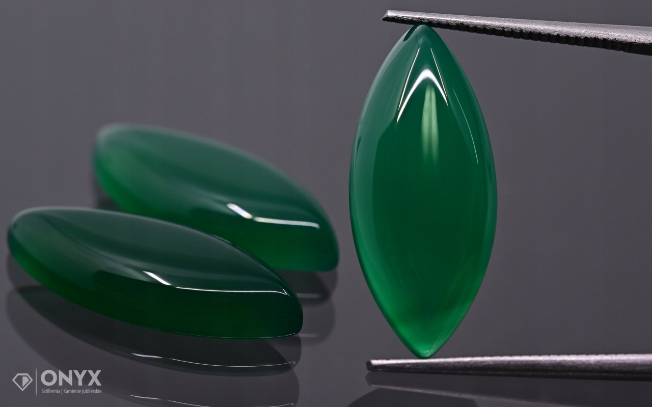 Achát zelený kabošon markýza 33x14 mm