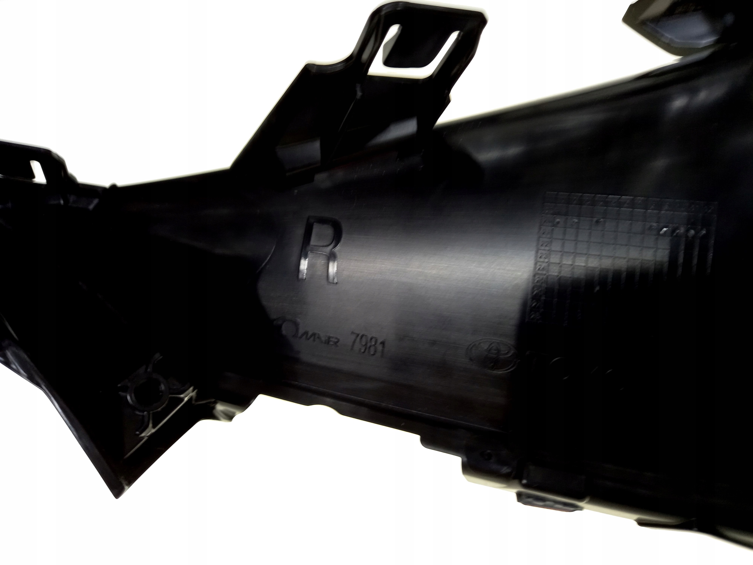 COROLLA E21 HB KOMBI 19-23 KRATKA HALOGEN ZDERZAK Kolor czarny