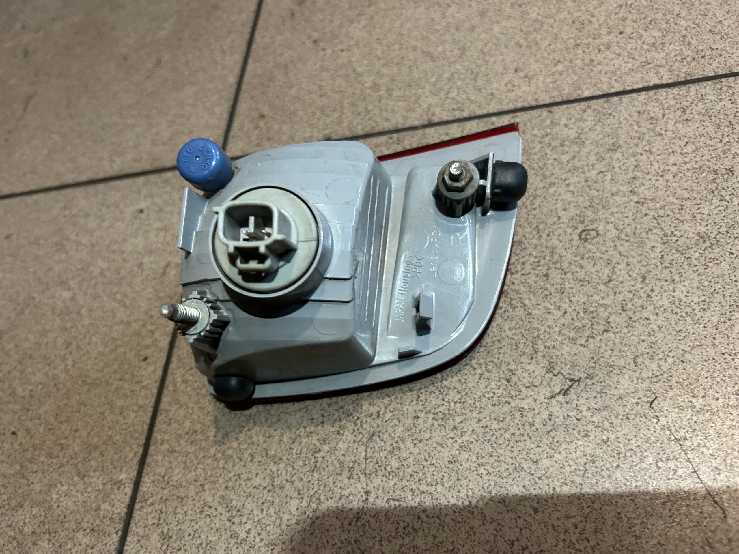 LAMPA PRAWY TYŁ LAND CRUISER 200 Informacje dodatkowe żarówki w zestawie