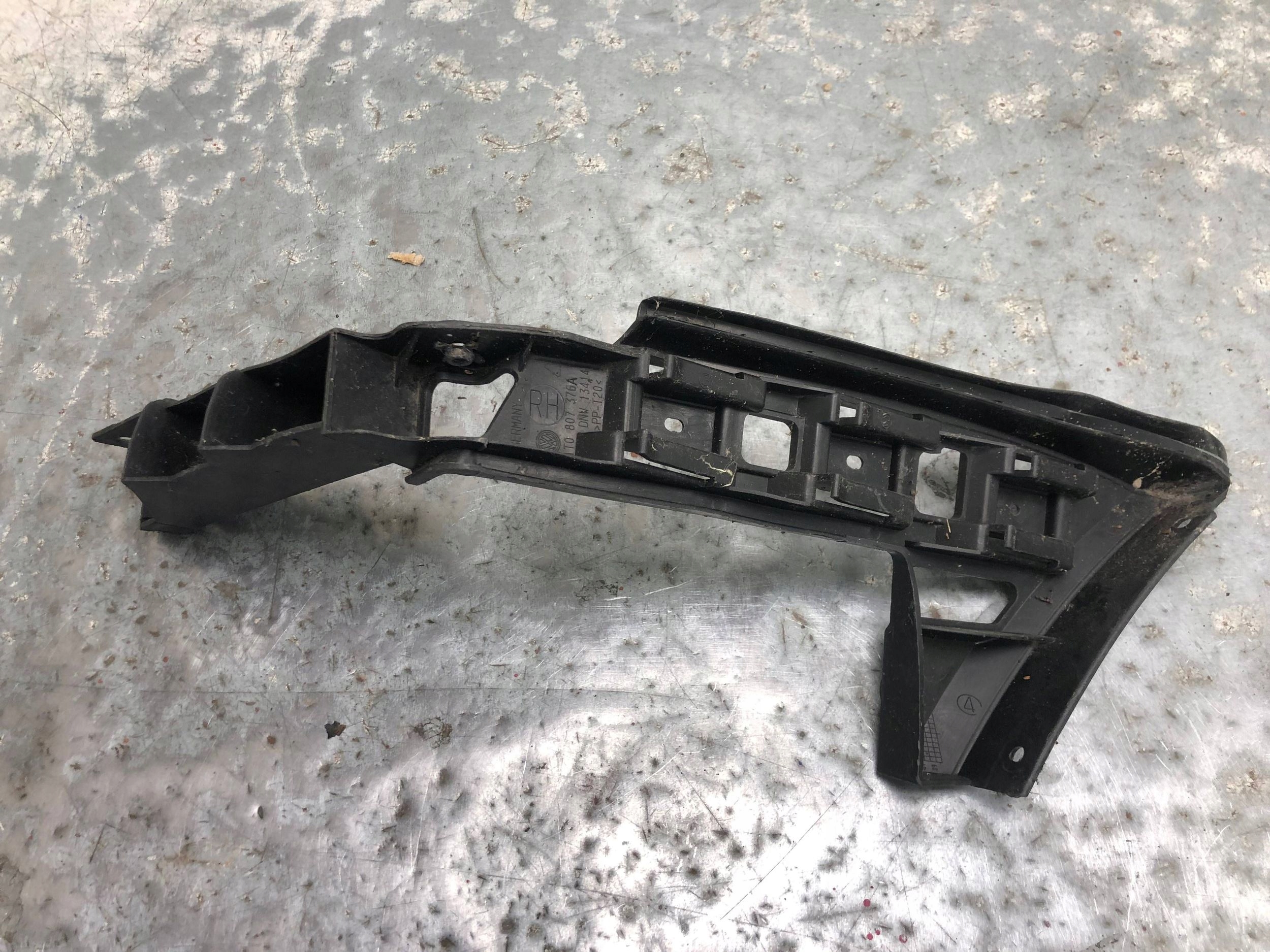 bumper bracket right rear part VW TOURAN and 1T0807376A