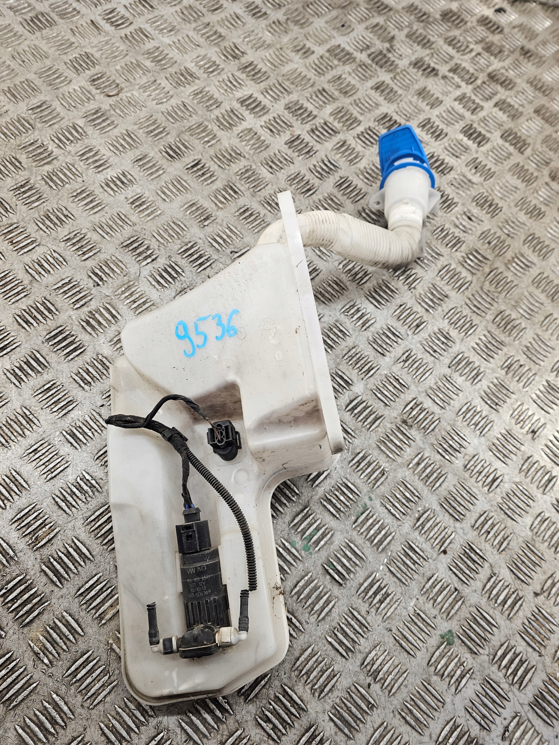 AUDI A3 8V tank washer fluid tank 5Q0955448AE