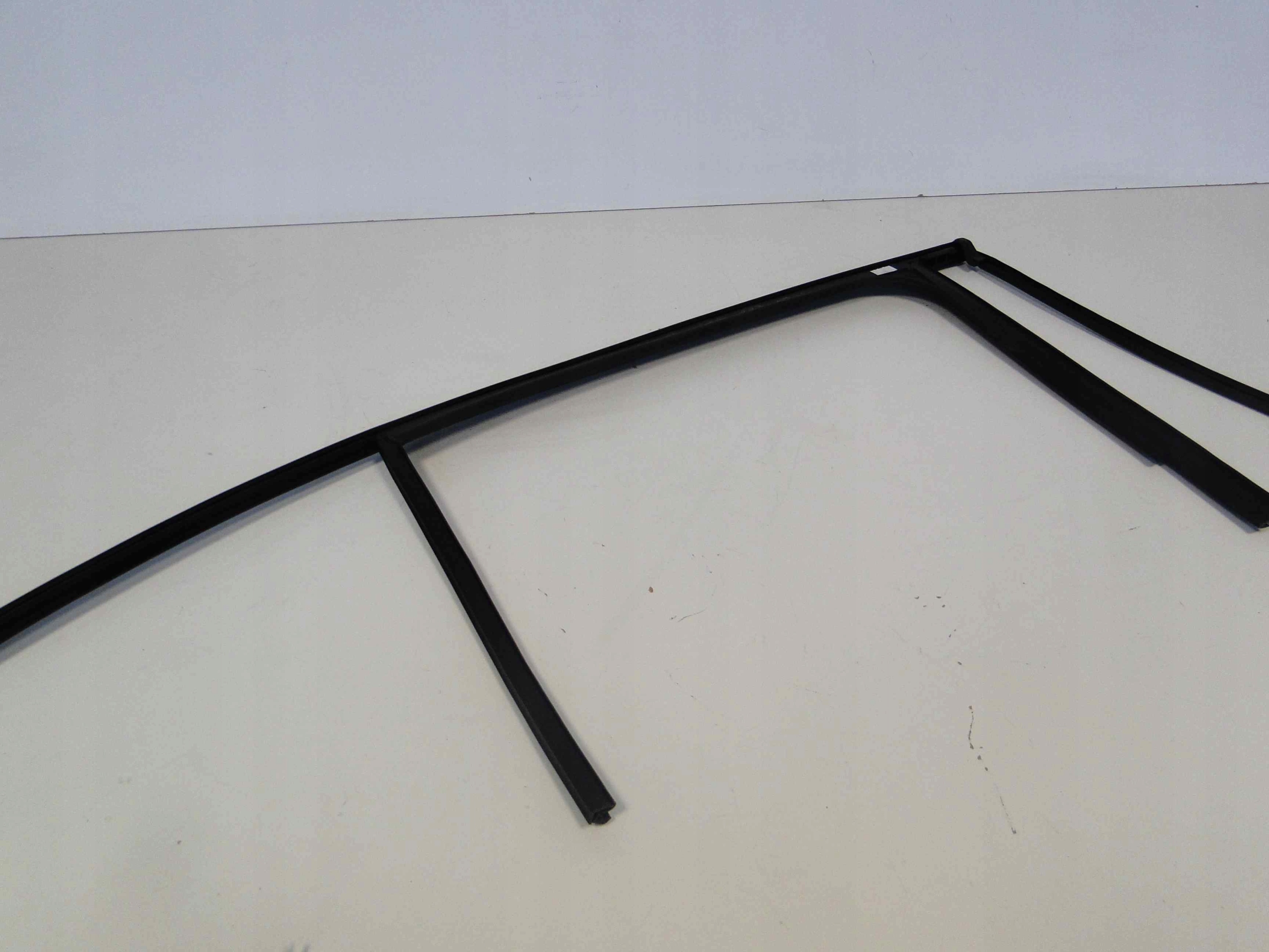 MERCEDES A KLASA W176 176 USZCZELKA SZYBY LEWY TYŁ Numer katalogowy części A1767350025