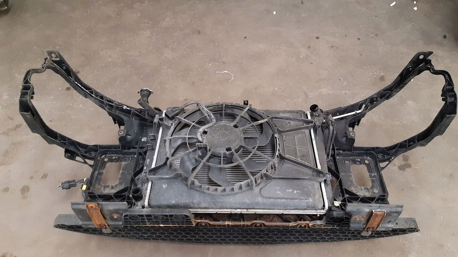 support panel for radiators pillar iron Hyundai i30 and 1,4 16V