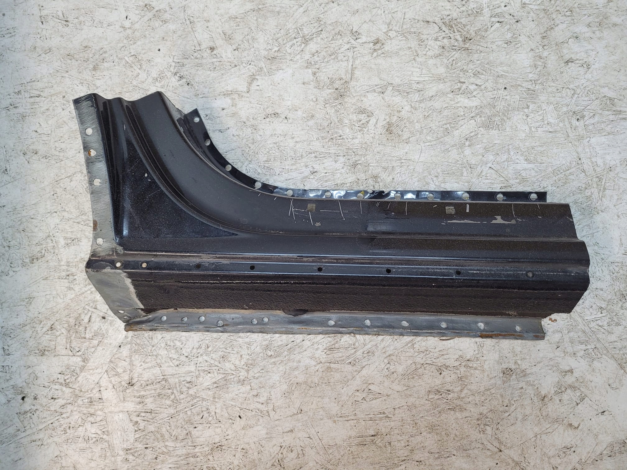 AUDI Q7 4L 05-15 PRÓG SŁUPEK PRAWY TYŁ TYLNY NADKOLE POSZYCIE WNĘKA DRZWI