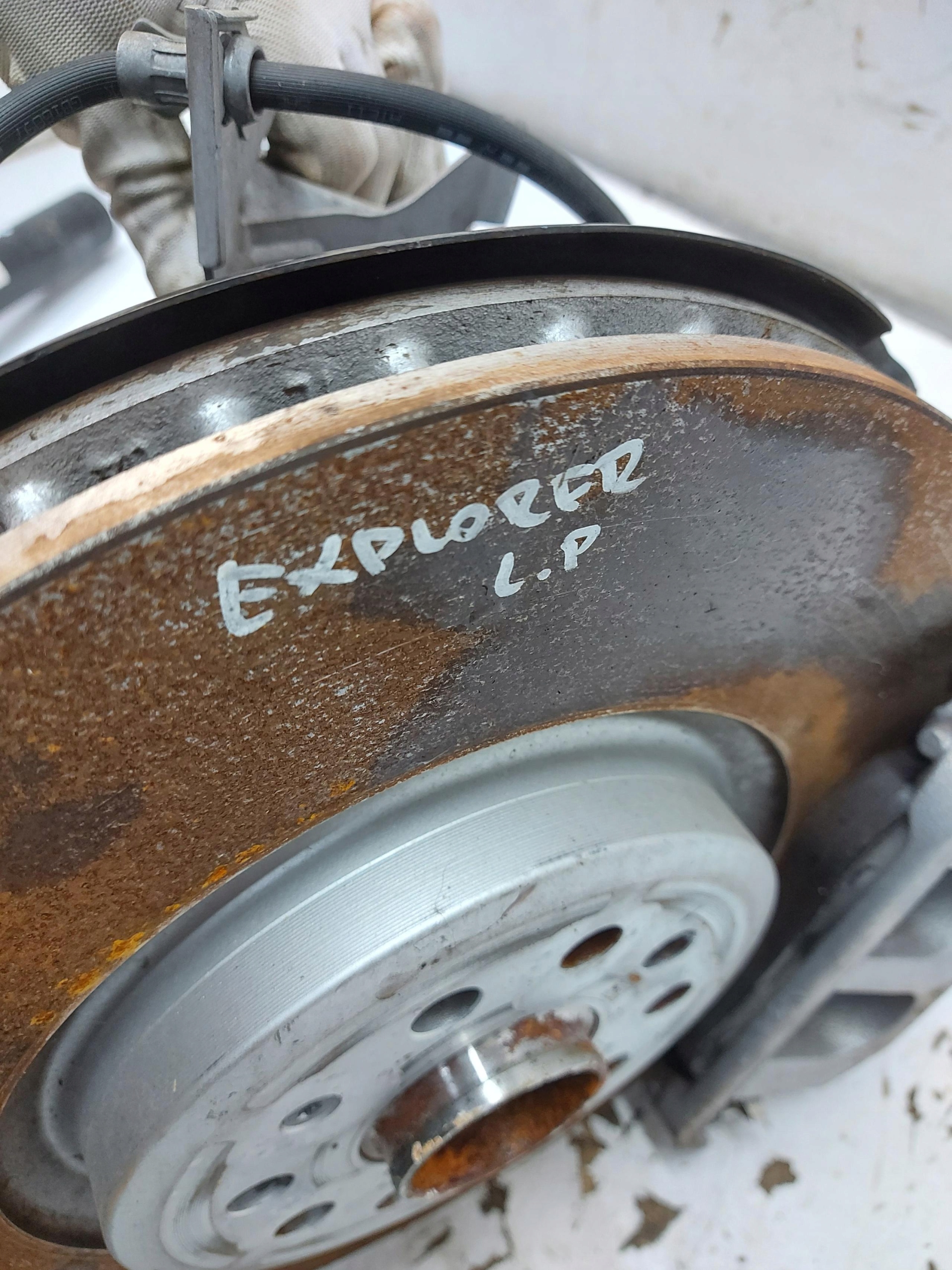 Ford Explorer VII R2KB, ZWRONTICA čepu levý předek