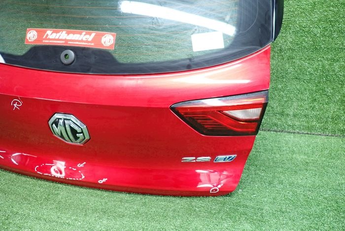 MG ZS 17- kufrové dveře záď