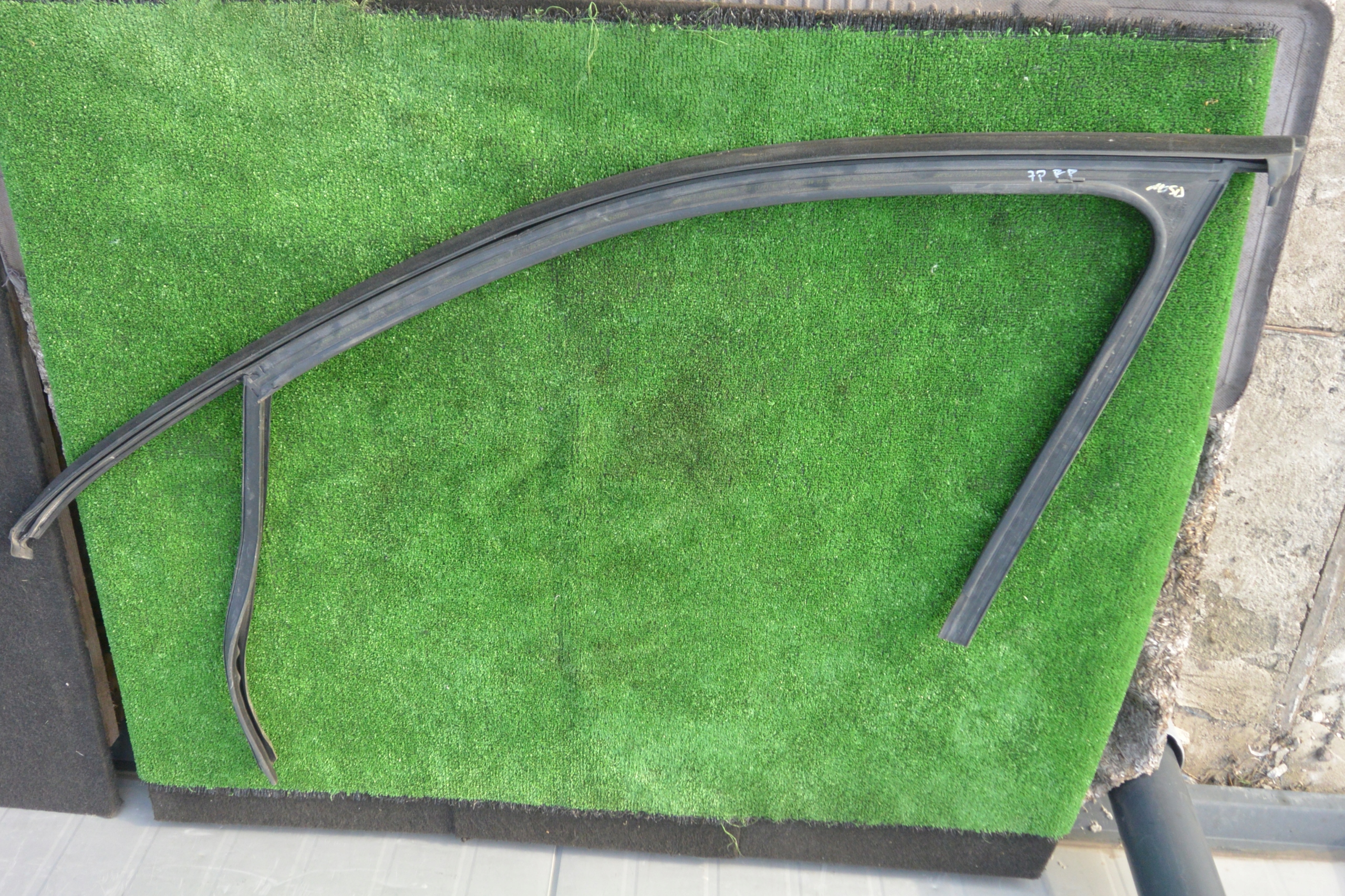 gasket door CHROM right front VW TOUAREG 7P