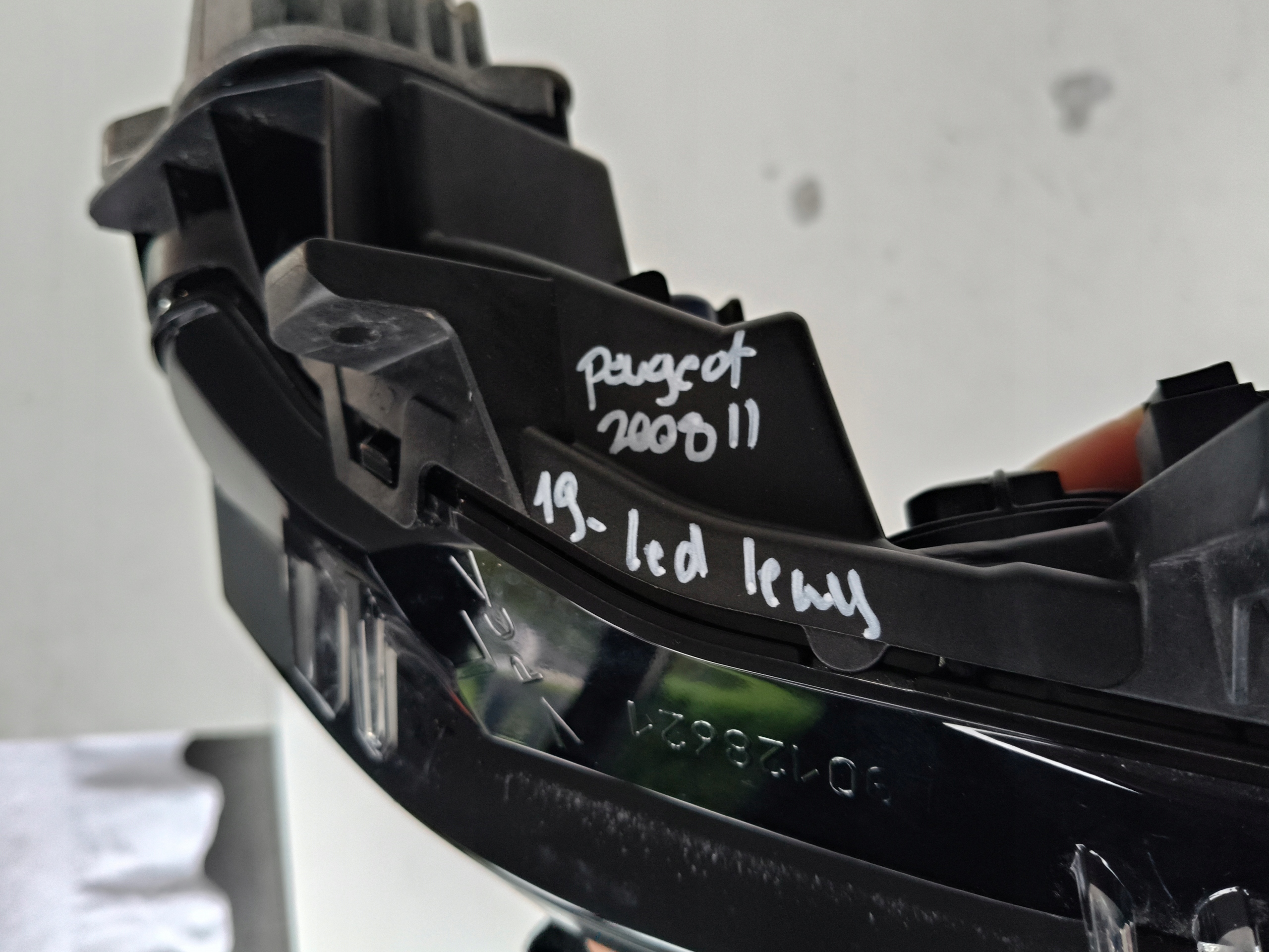 fog light left PEUGEOT 2008 II 19- LED