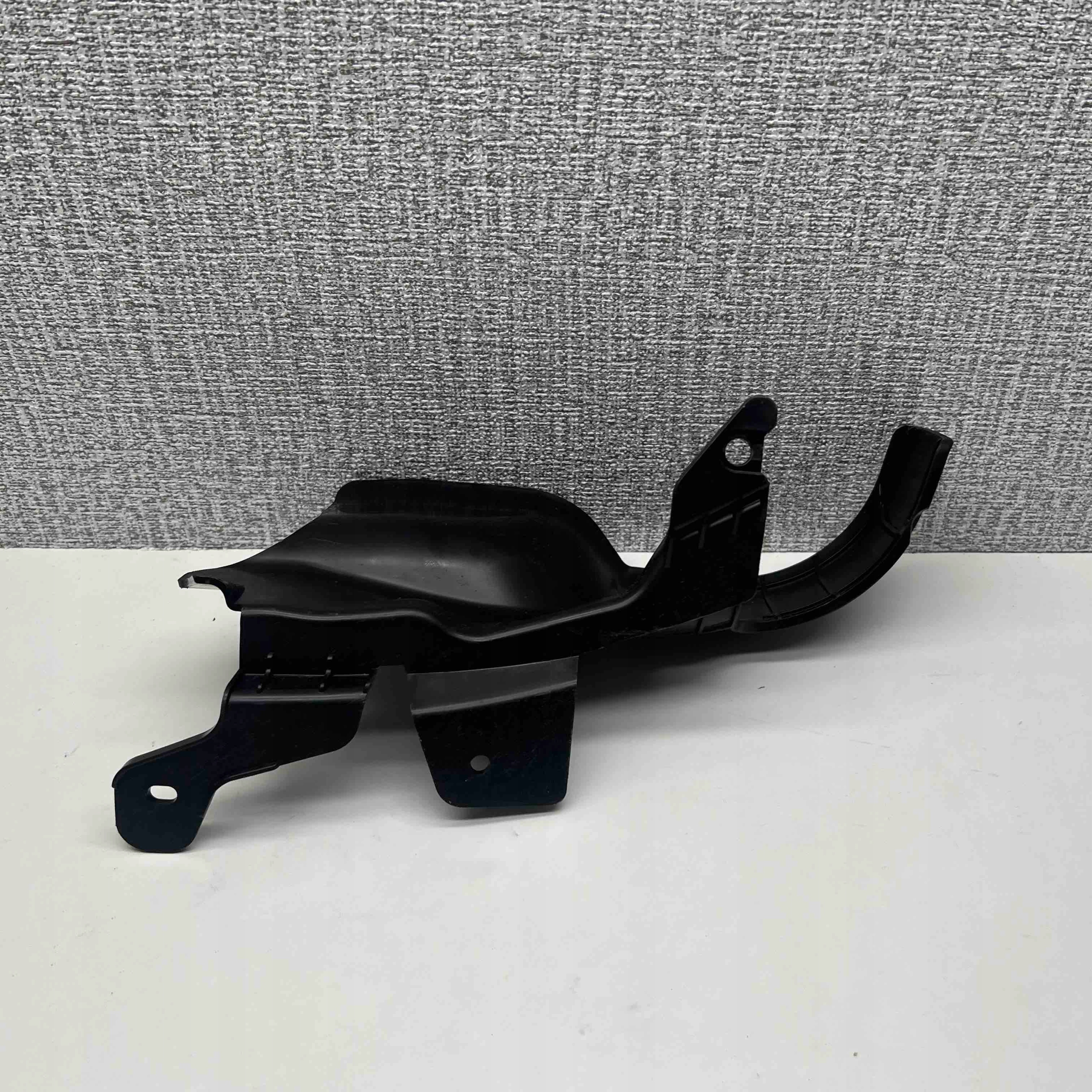 Volvo XC90 2019 right side mudguard flaps front 31497985