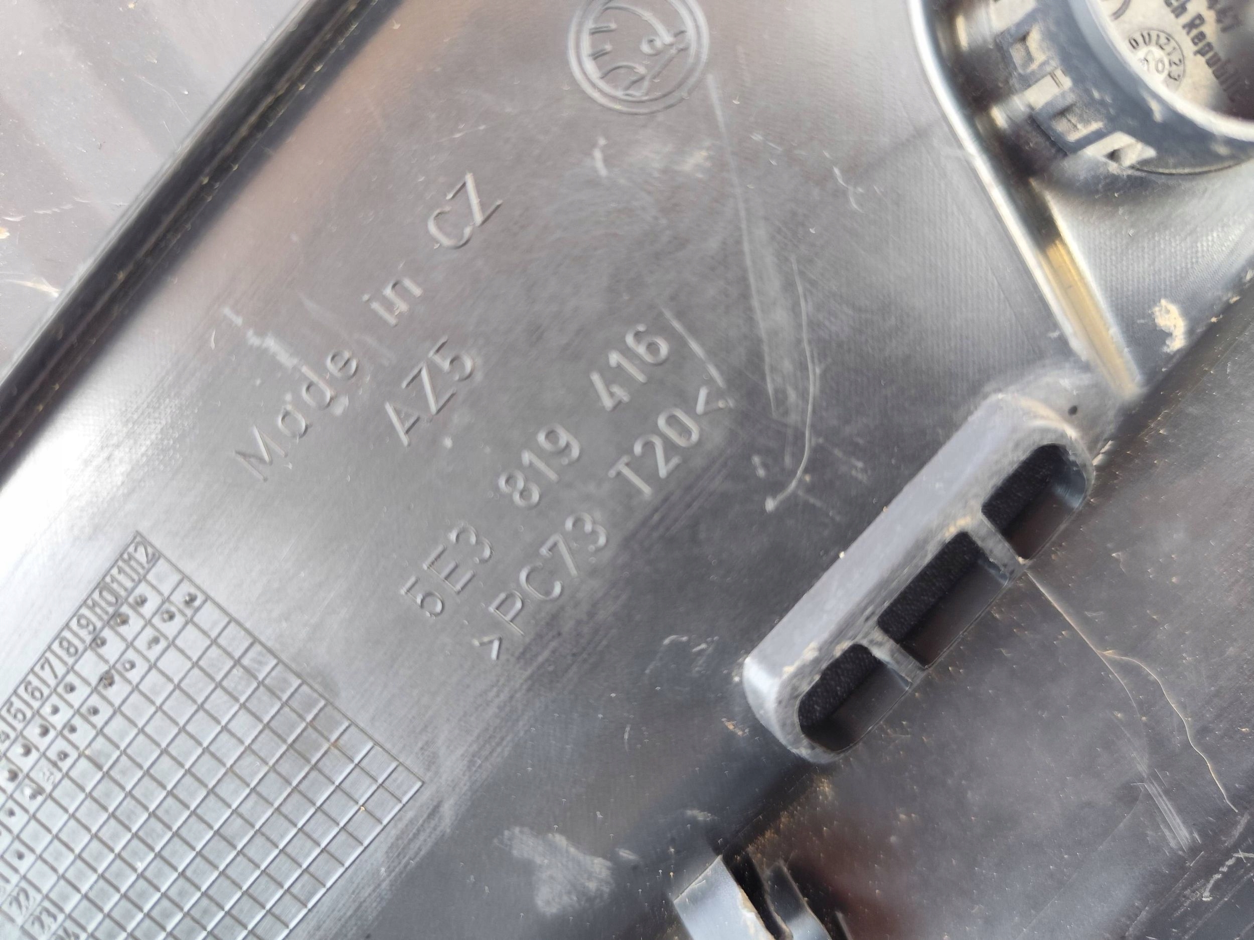 SKODA OCTAVIA IV torpedo right 5E3819416