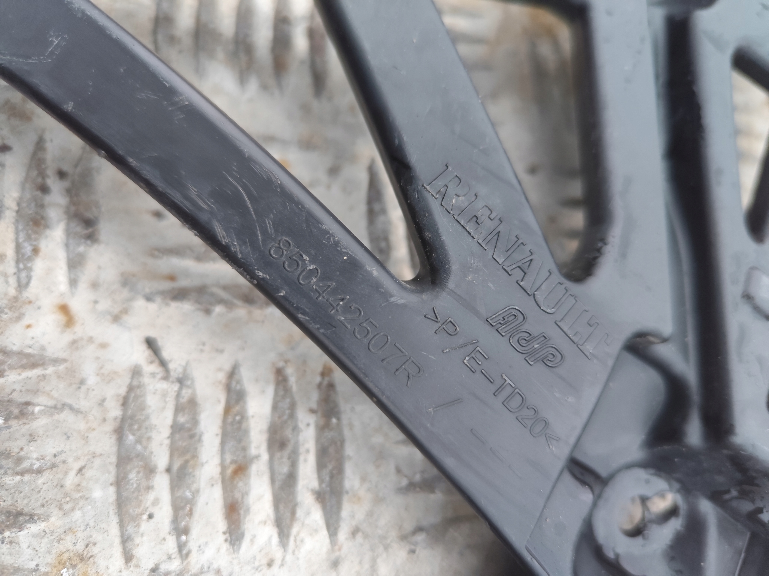 RENAULT TWINGO III bumper bracket rear part right