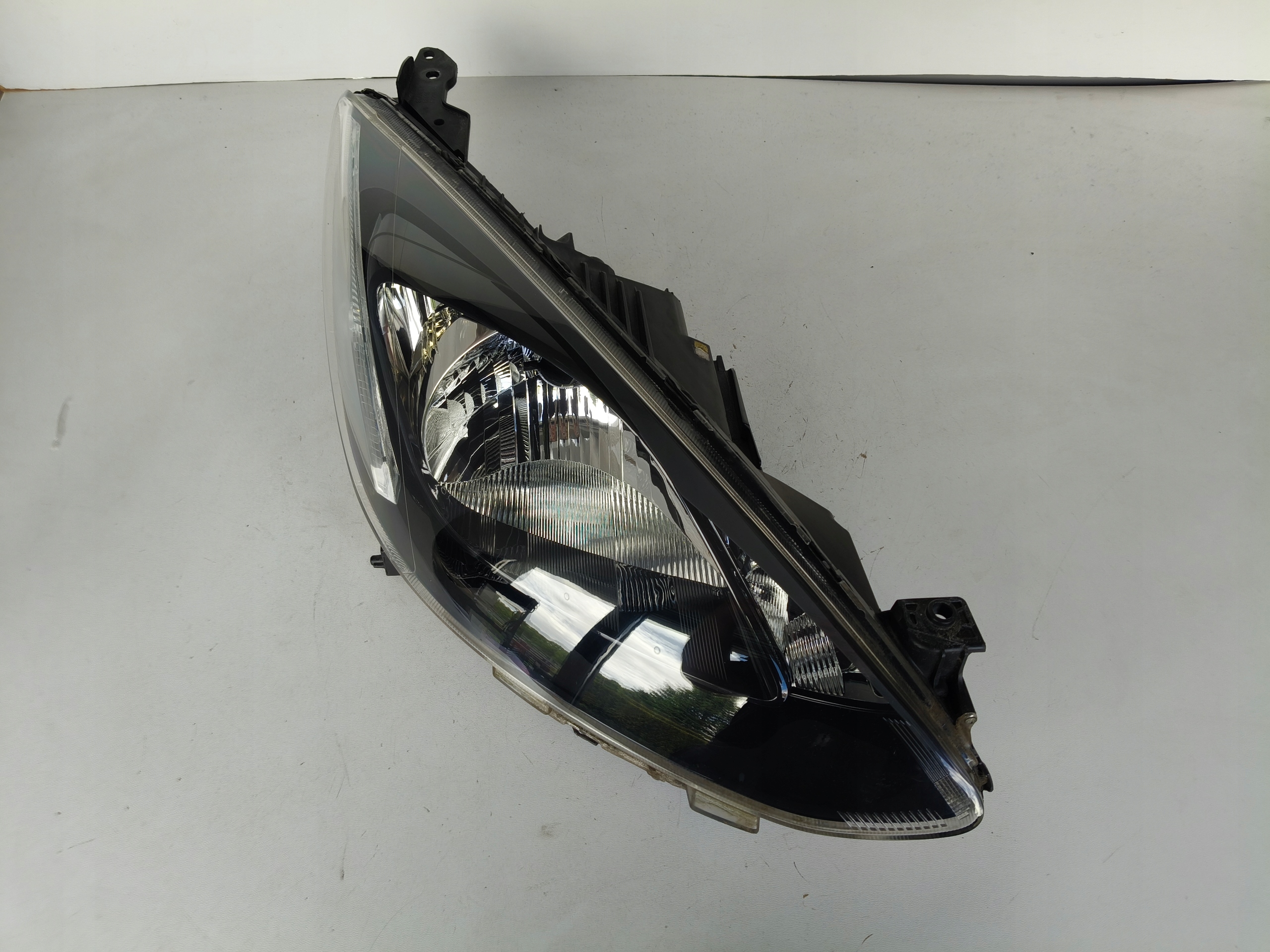 light right REFLEKTOR MAZDA 2 07