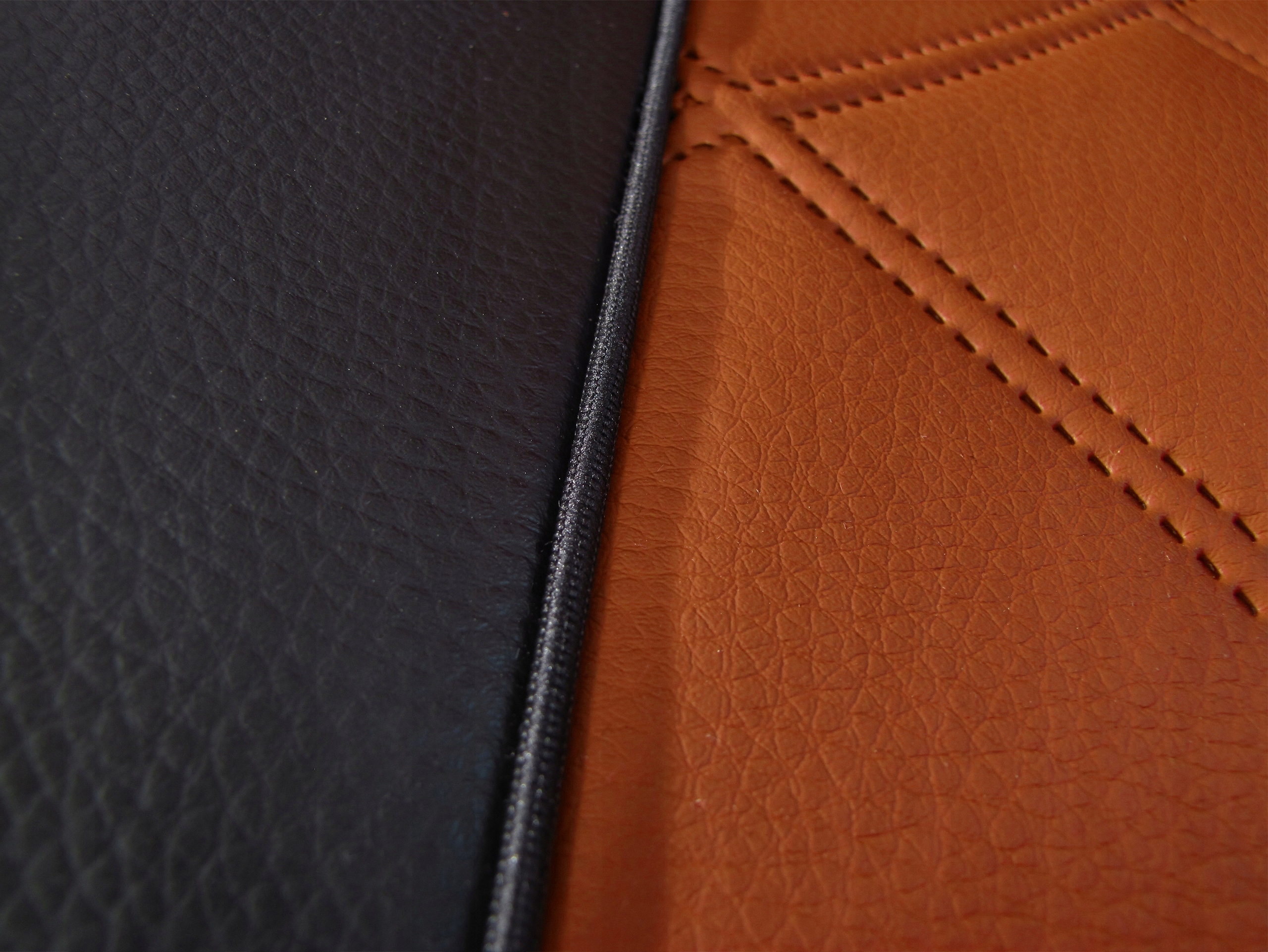 SKÓRA TŁOCZONA POKROWCE NA FOTELE TOYOTA HILUX 6 Cechy dodatkowe szwy/otwory na poduszki powietrzne