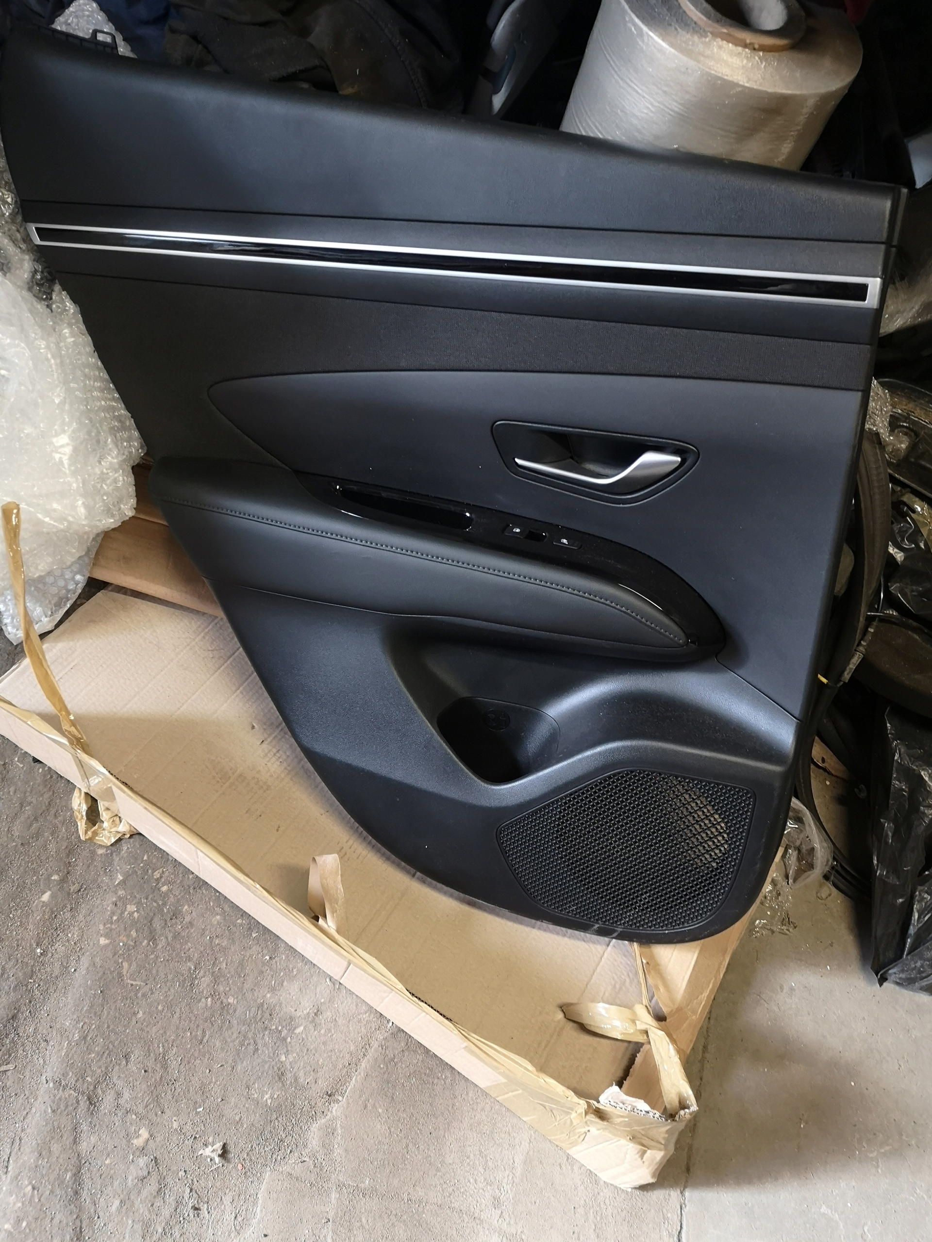 HYUNDAI TUCSON IV ОББИВКА ДВЕРЕЙ ЗАДНІЙ ЛІВИЙ БЕКОН