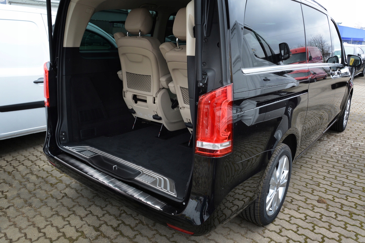 LISTWA NAKLADKA NA ZDERZAK MERCEDES VITO III Installation side Rear