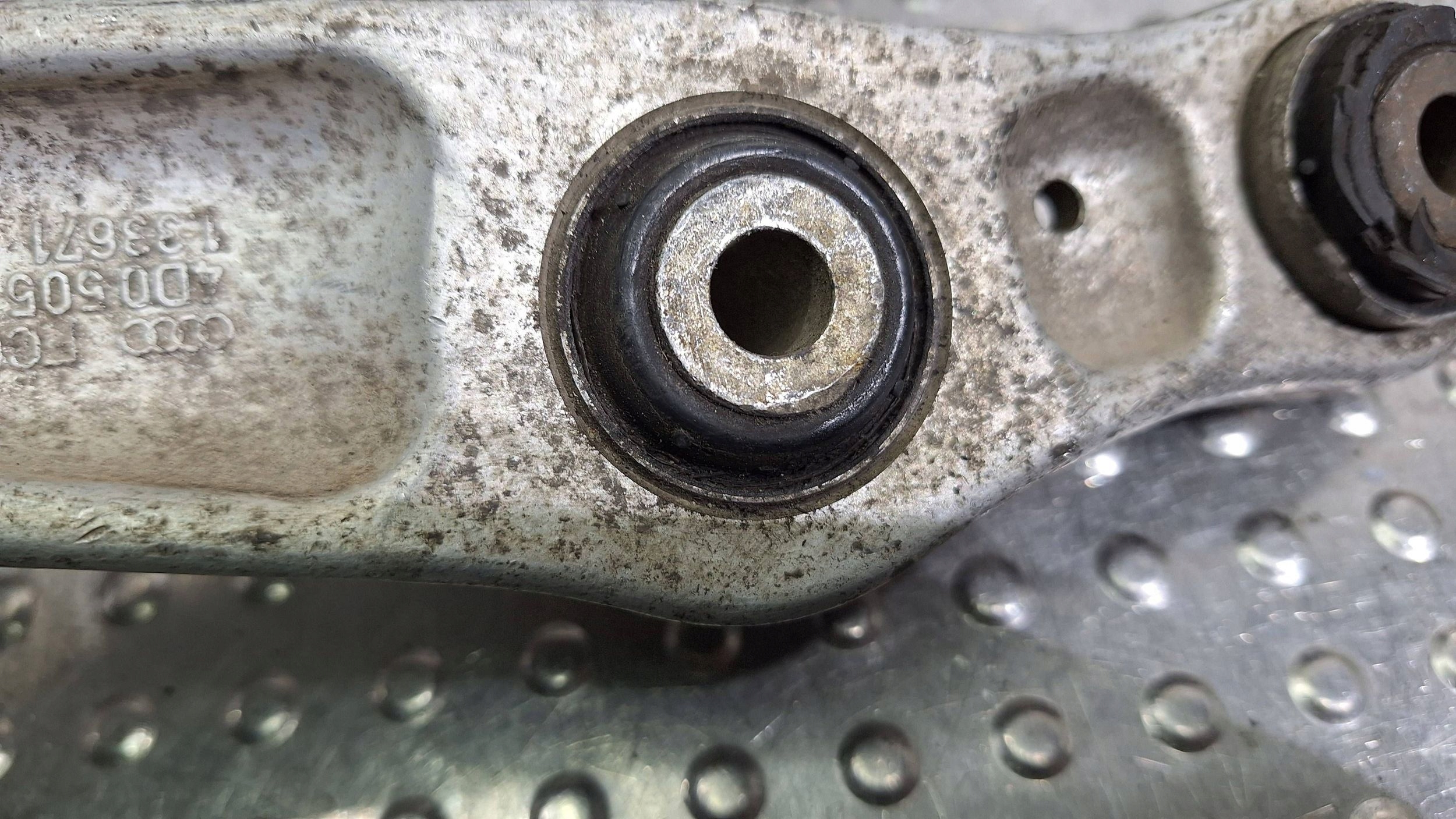 arm left rear part 4D0505323F AUDI A8 D2