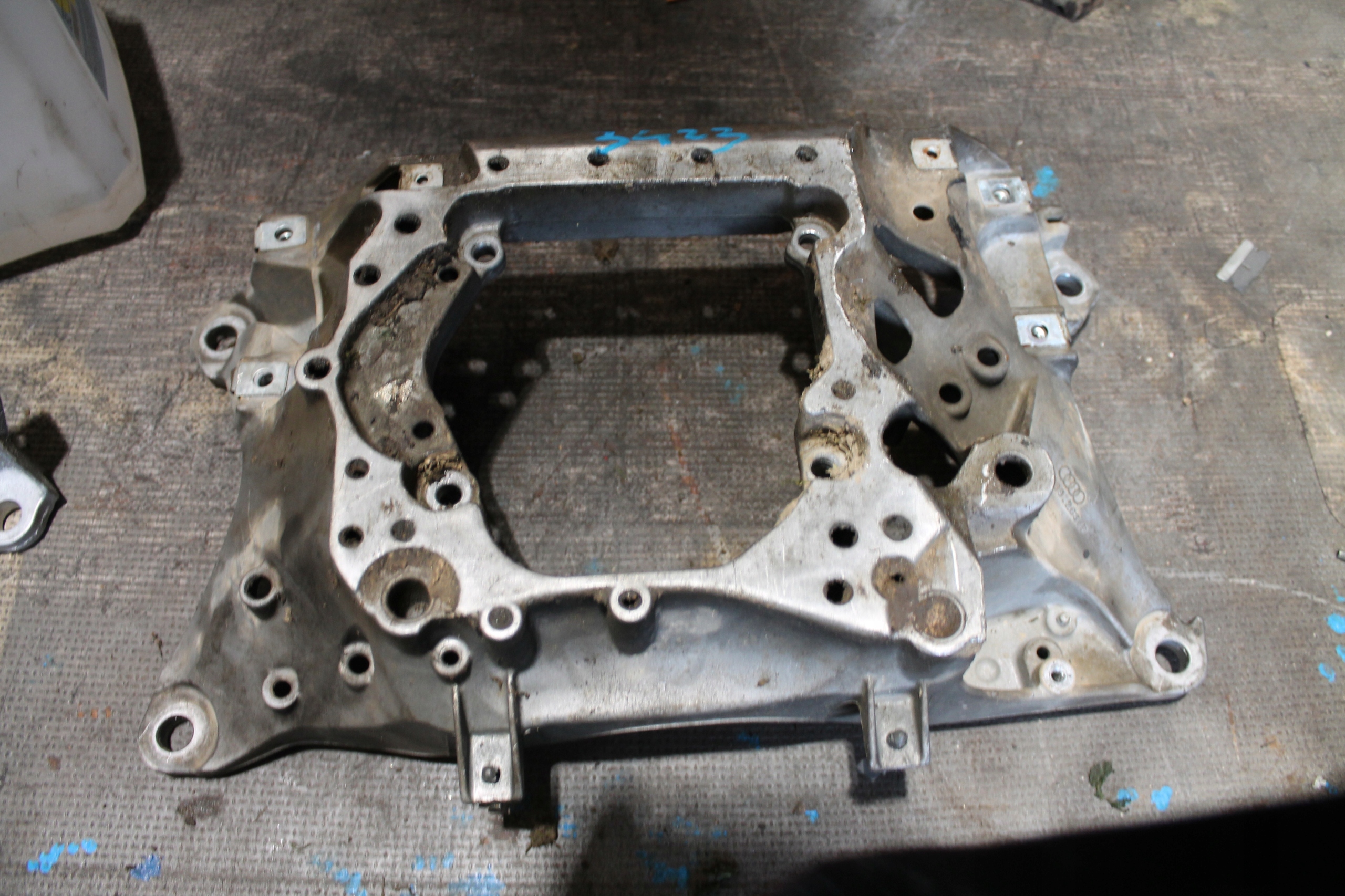 3423. support gearboxes AUDI 4M0399263P