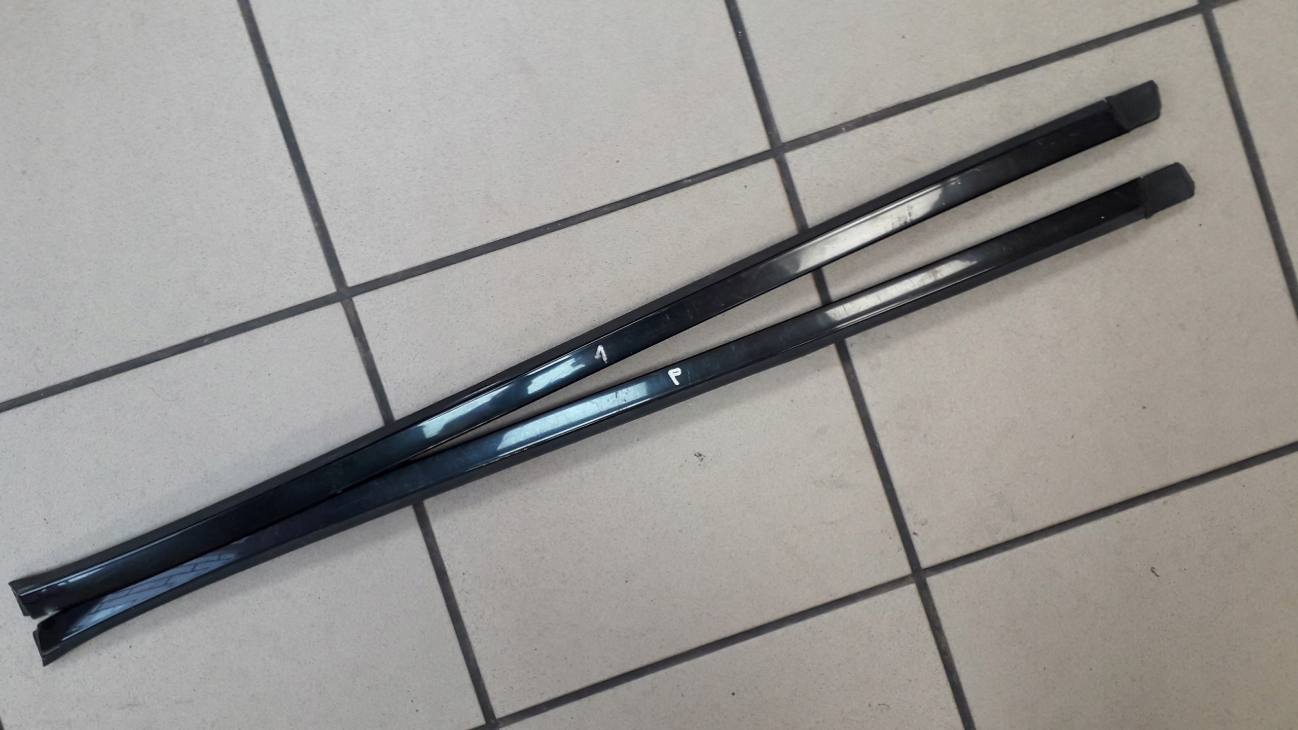 MERCEDES C W203 COUPE LISTWA SZYBY PRZEDNIEJ