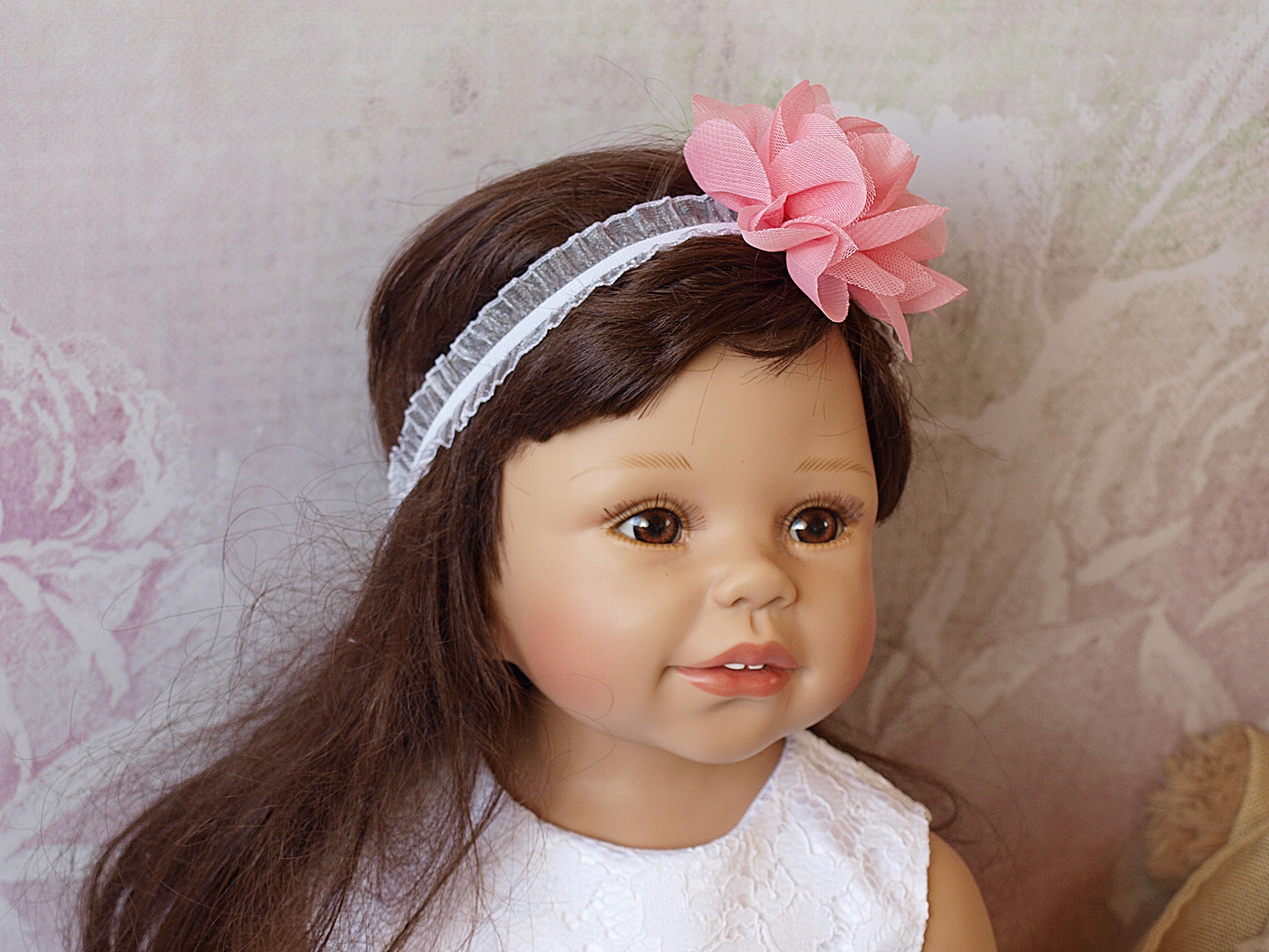 BIAŁA OPASKA NA CHRZEST Z KWIATEM 74/80 Rozmiar 44-49 cm