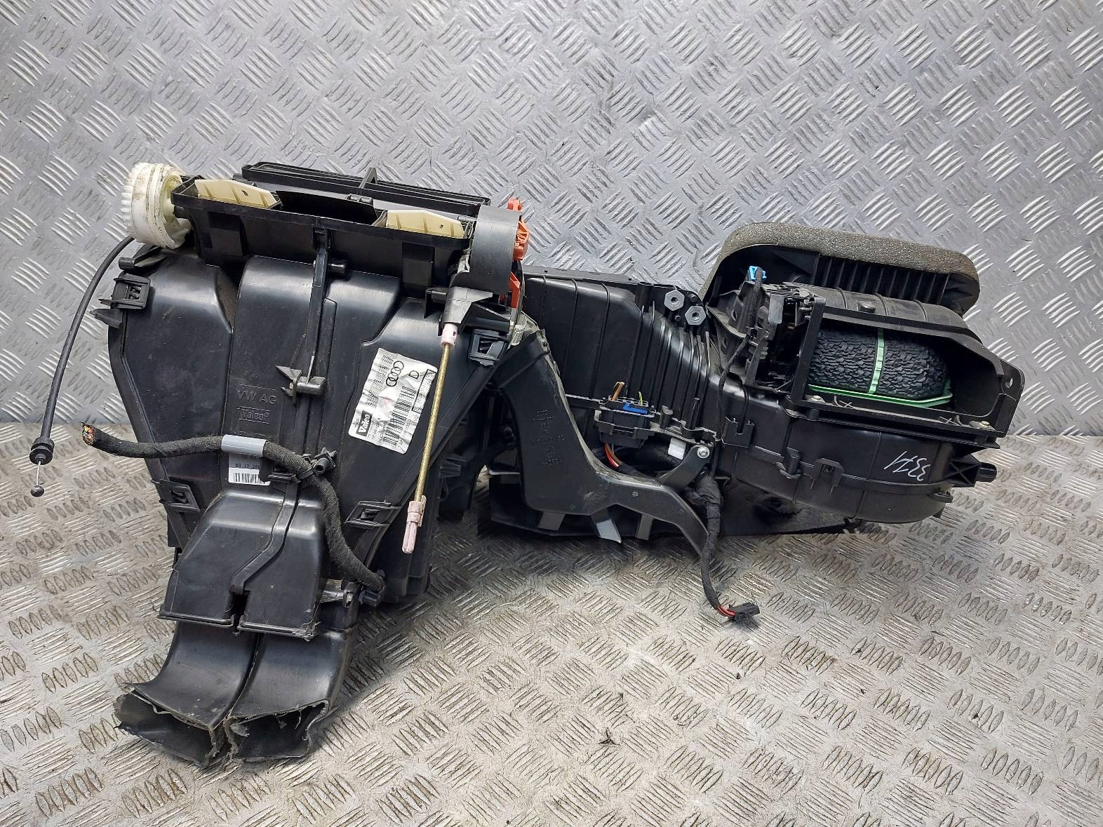 Корпус обігрівача AUDI A3 8P 8P1819003D