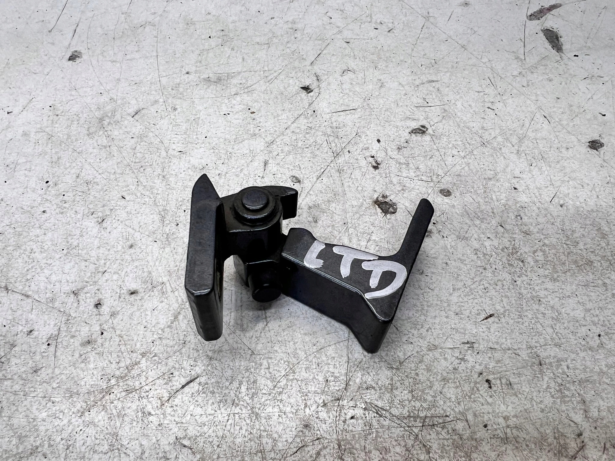 hinge door left lower AUDI Q7 4M 8S0833403A