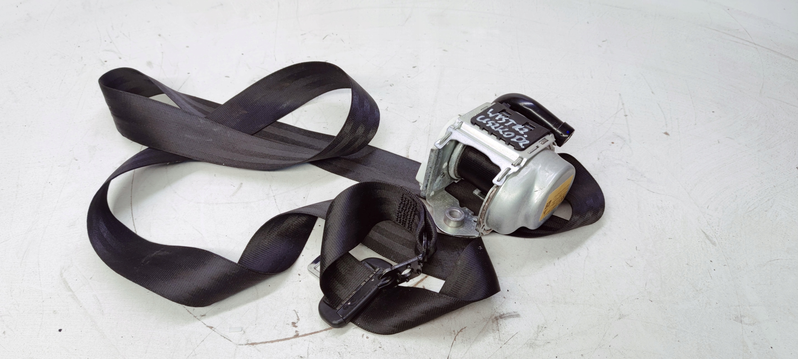 Gurten links heck AUDI A4 B9 8W0857805B beschädigt
